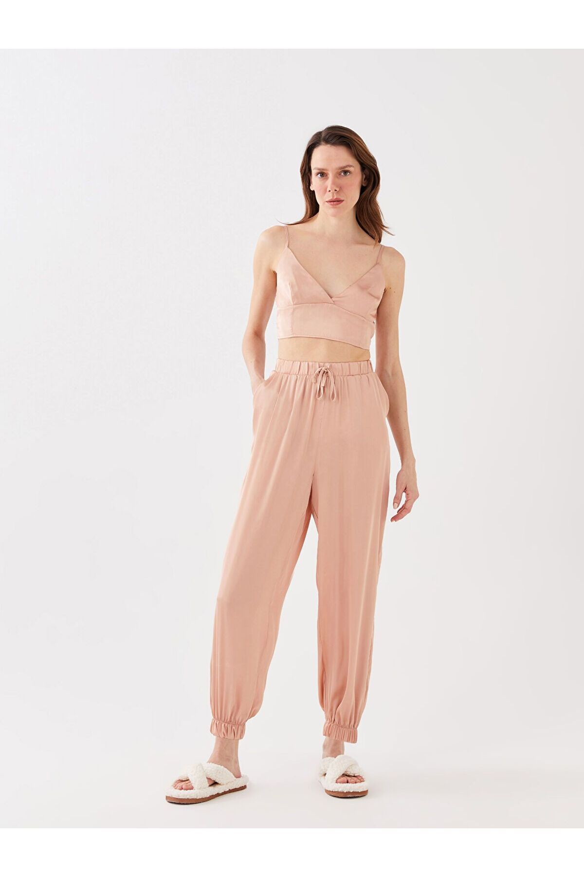 LC Waikiki Kadın V Yaka İp Askılı Saten Pijama Takımı