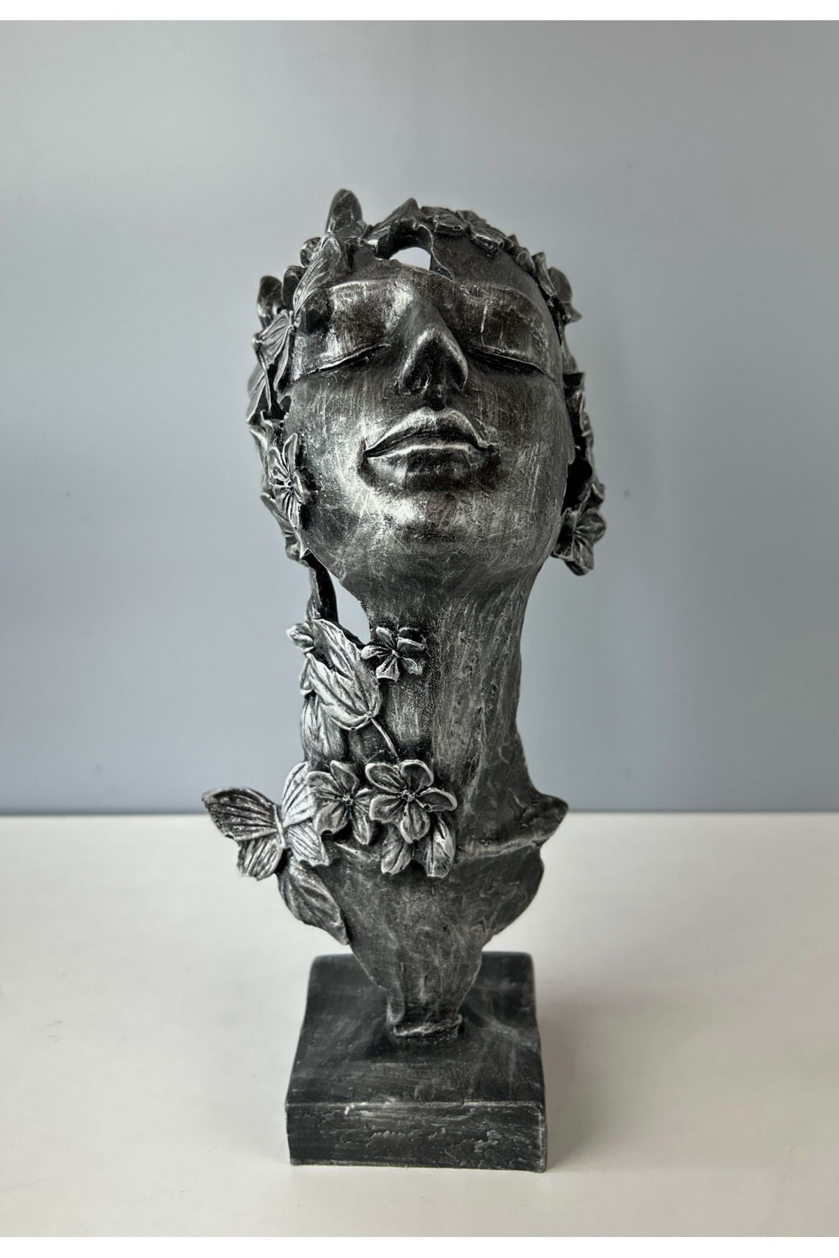 LivadoHome Çiçek Kadın Dekoratif Biblo Heykel 30 cm x 12 cm
