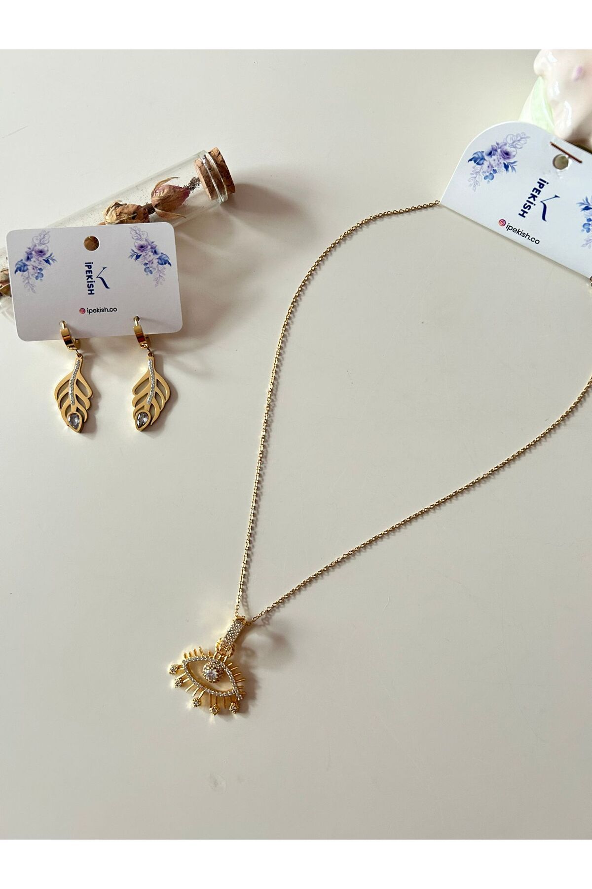 Cheecky Chic İpekish | Gold Renk Göz Figürlü Zirkon Taşlı Çelik Kolye ve Sallantılı Halka Küpe Seti