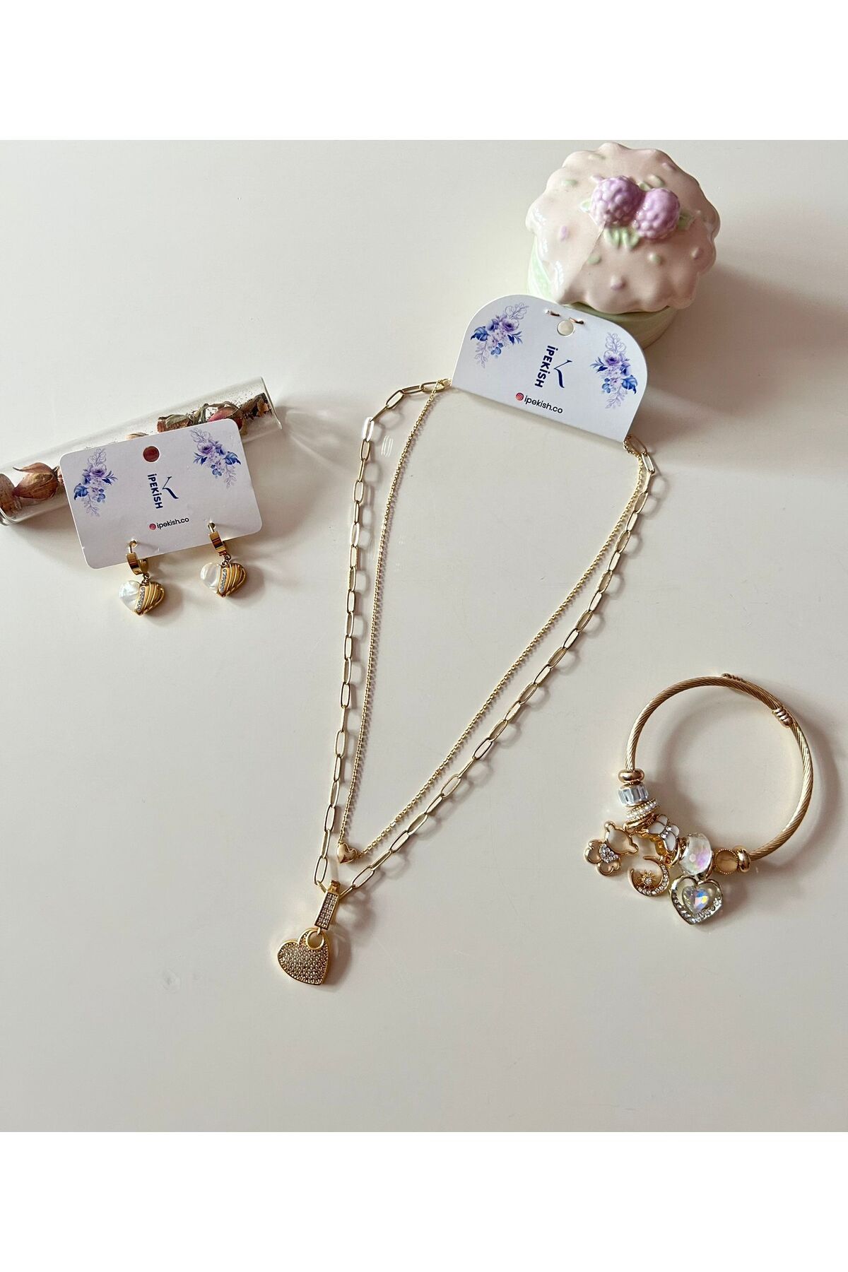 Cheecky Chic İpekish | Gold, Paslanmaz Çelik, Kalp Sallantılı Kolye, Kalpli Çivi Küpe, Charm Bileklik - 3’lü Set