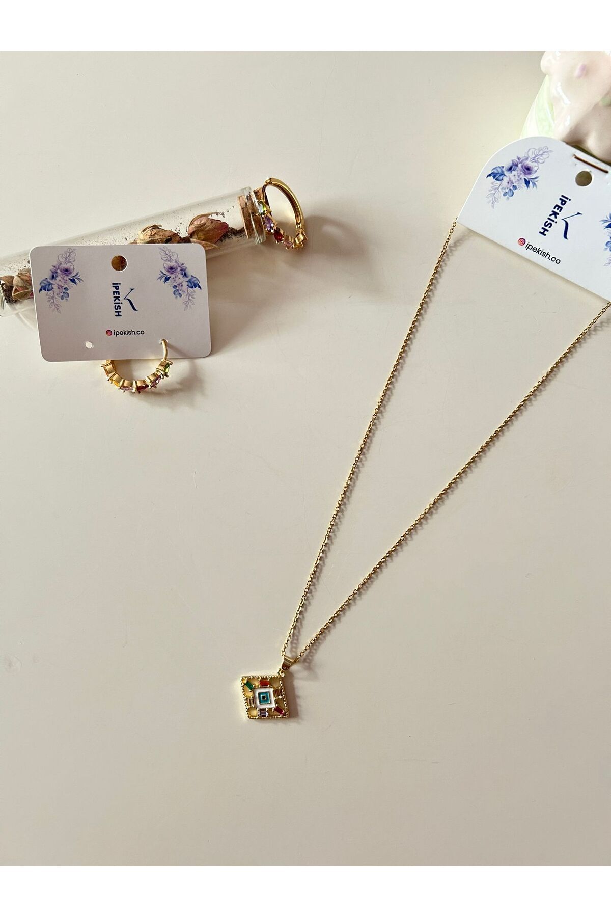 Cheecky Chic İpekish | Gold Renk Göz Figürlü Çelik Kolye ve Renkli Zirkon Taşlı Klipsli Küpe Takı Seti