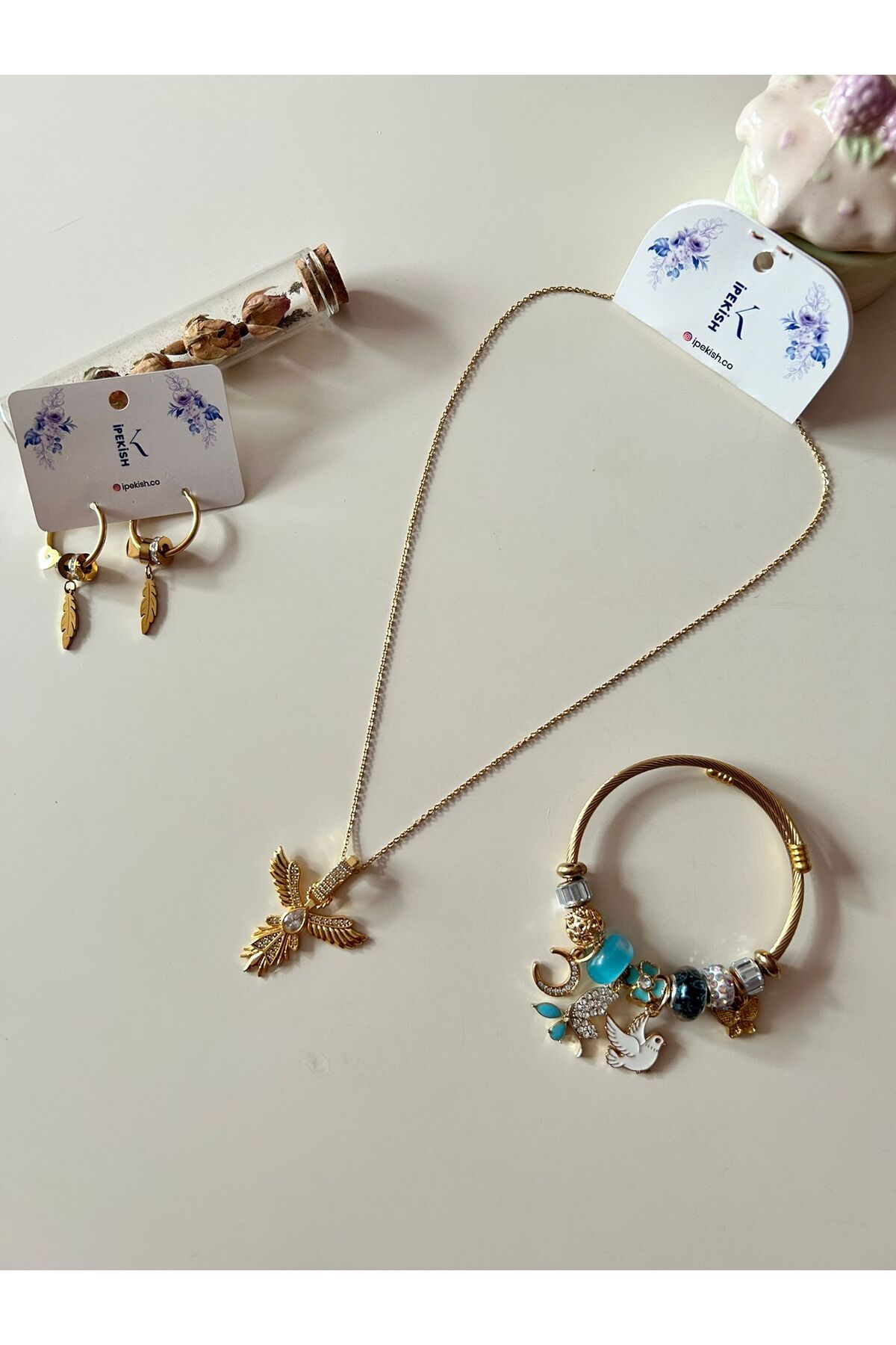Cheecky Chic İpekish | Kuş Figürlü, Gold, Çelik Kolye, Tüy, Klips Kapamalı Küpe - Charm Bileklik 3'lü Set