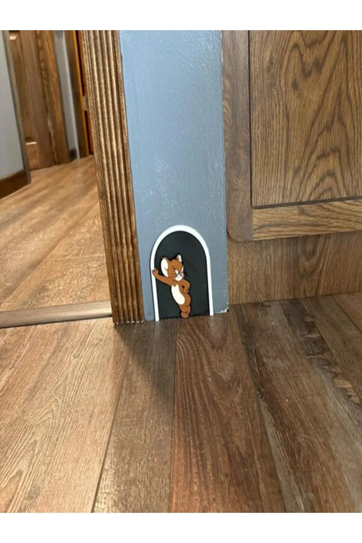 DEKORANLA Sevimli Tom ve Jerry Temalı Dekoratif Duvar Deliği, şık ve eğlenceli tasarım