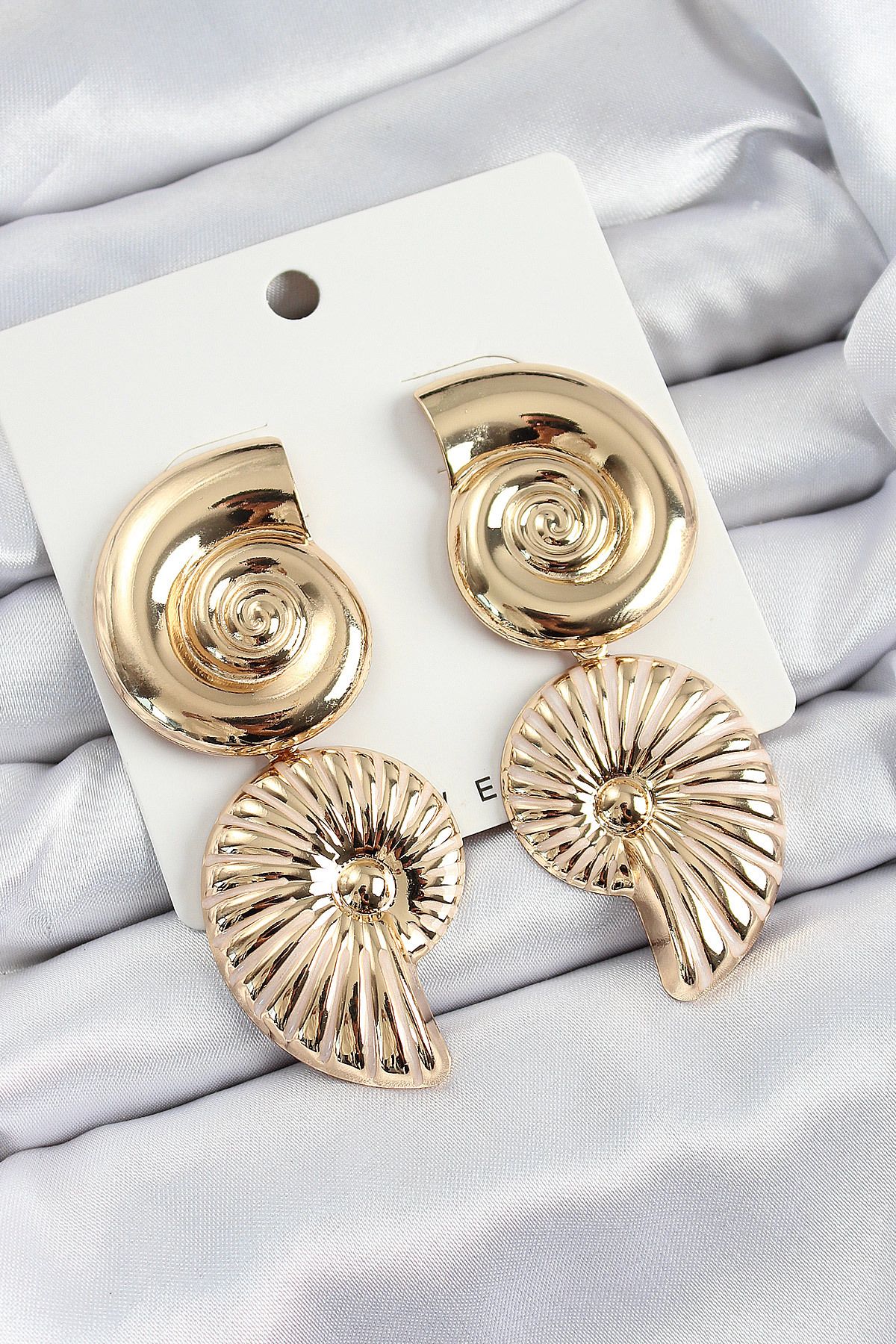 LovelymCo Pirinç Sarmal Sallantılı Deniz Kabuğu Vintage Model Gold Renk Küpe - Lisinya