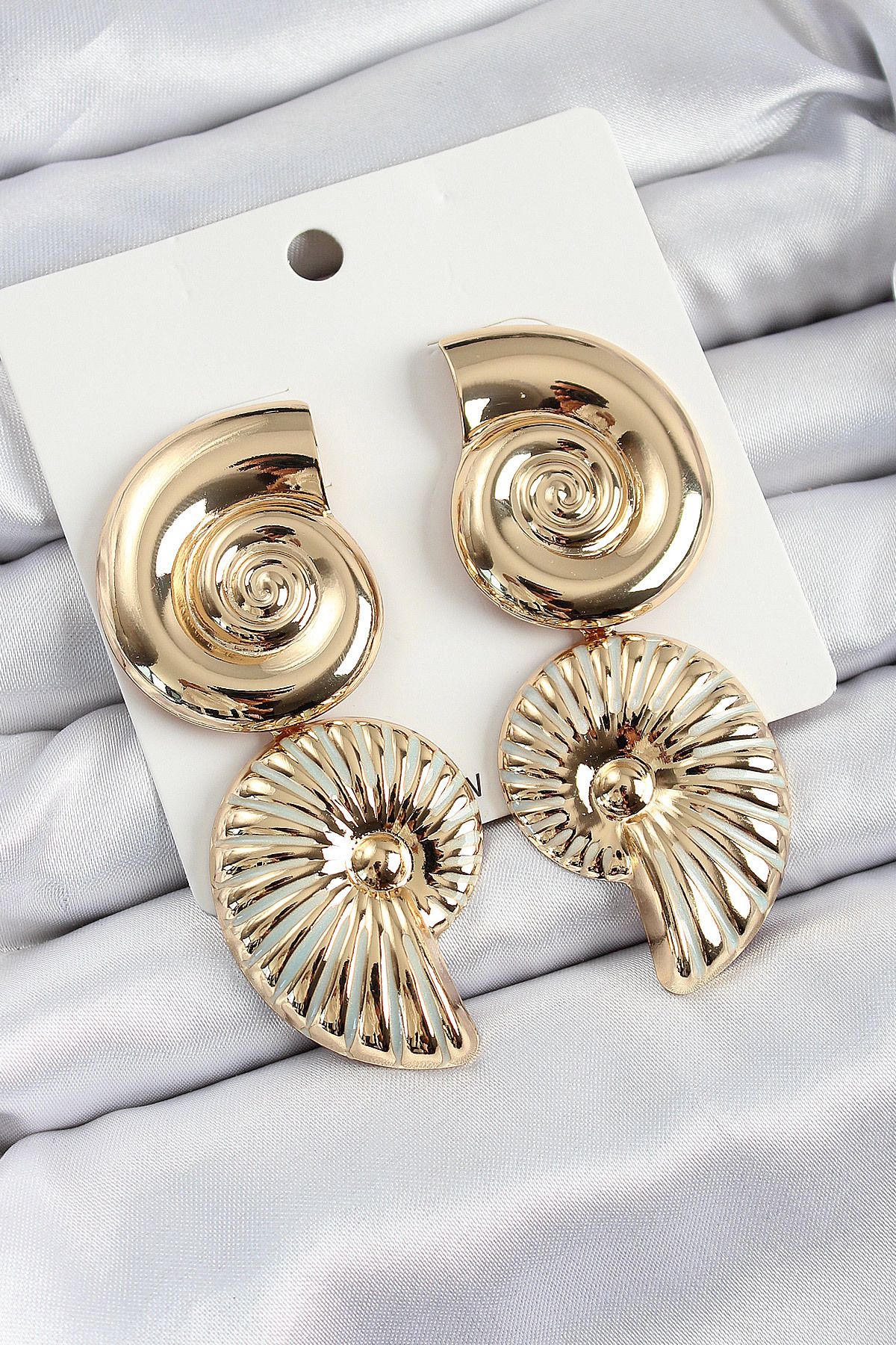 LovelymCo Pirinç Sarmal Sallantılı Deniz Kabuğu Vintage Model Gold Renk Küpe - Lisinya