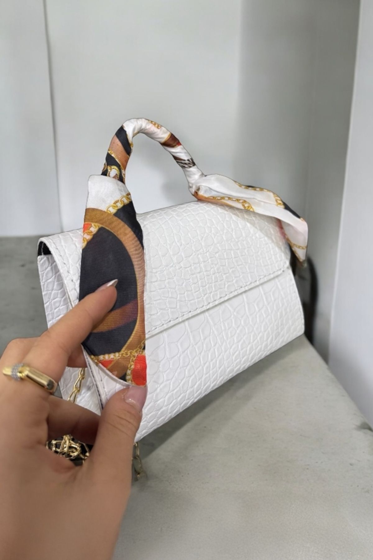Modaselvim Krokodil Desenli Fularlı Çanta 55STG610 Beyaz