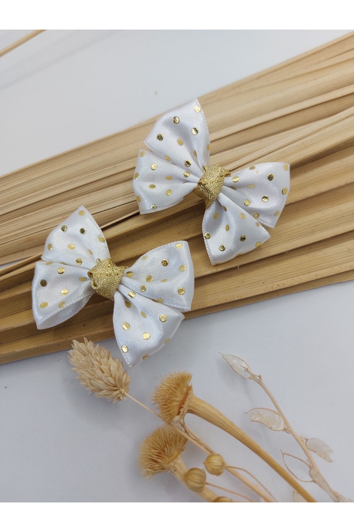 AsRa Accessories beyaz saten kurdele üzeri gold puantiye klips toka