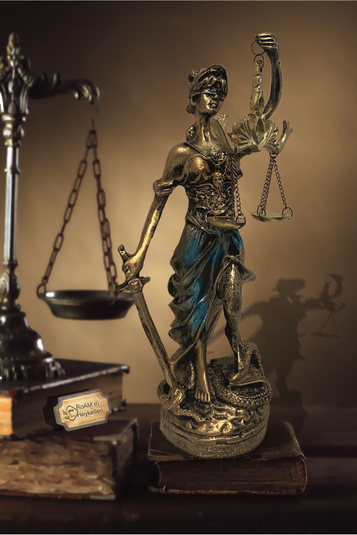 DEKORANLA Şöyle bir başlık öneriyorum: Dekoratif Heykel Biblo Adalet Terazisi 20cm Antik Gold Mavi