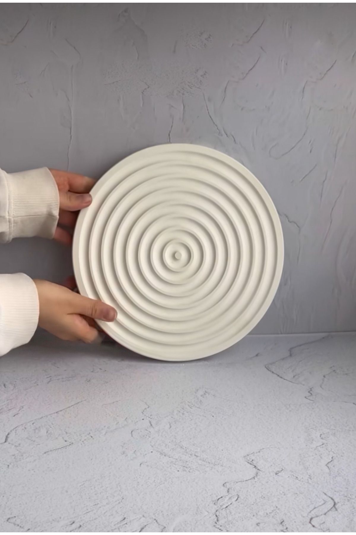 DEKORANLA Beyaz yuvarlak çizgili sunum tepsi, 24 cm, şık ve kullanışlı tasarım