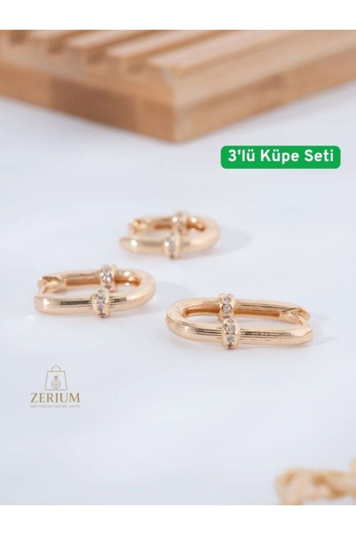 ZERİUM Işıltılı Çizgiler Zarif Oval Küpe Seti