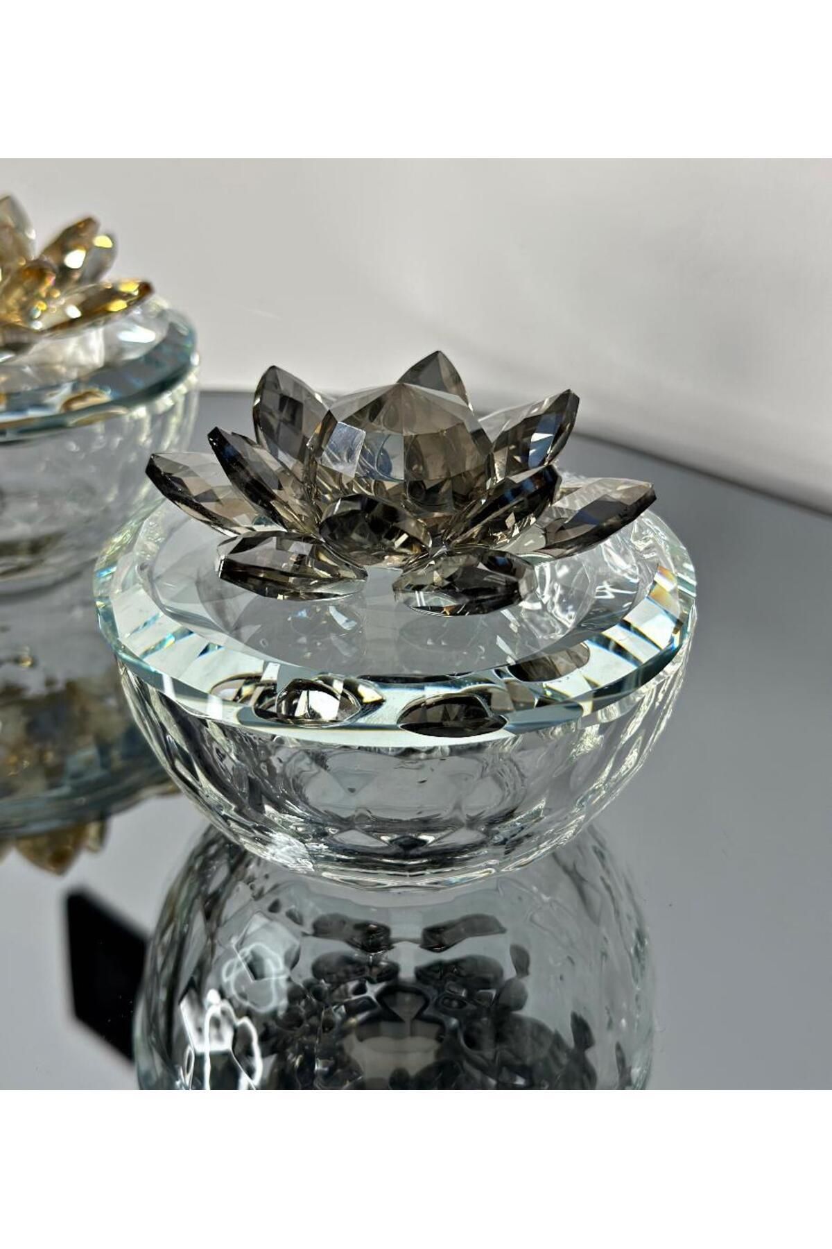 Elioure Füme Kristal Kapaklı Nilüfer Cam Mücevher ve Şekerlik Kutusu