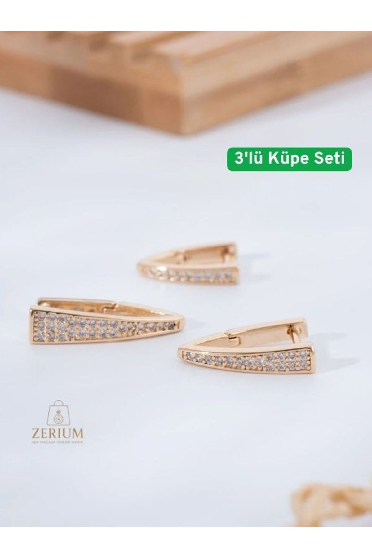 ZERİUM Premium Taş İşlemeli Üçgen Geometrik Küpe Seti