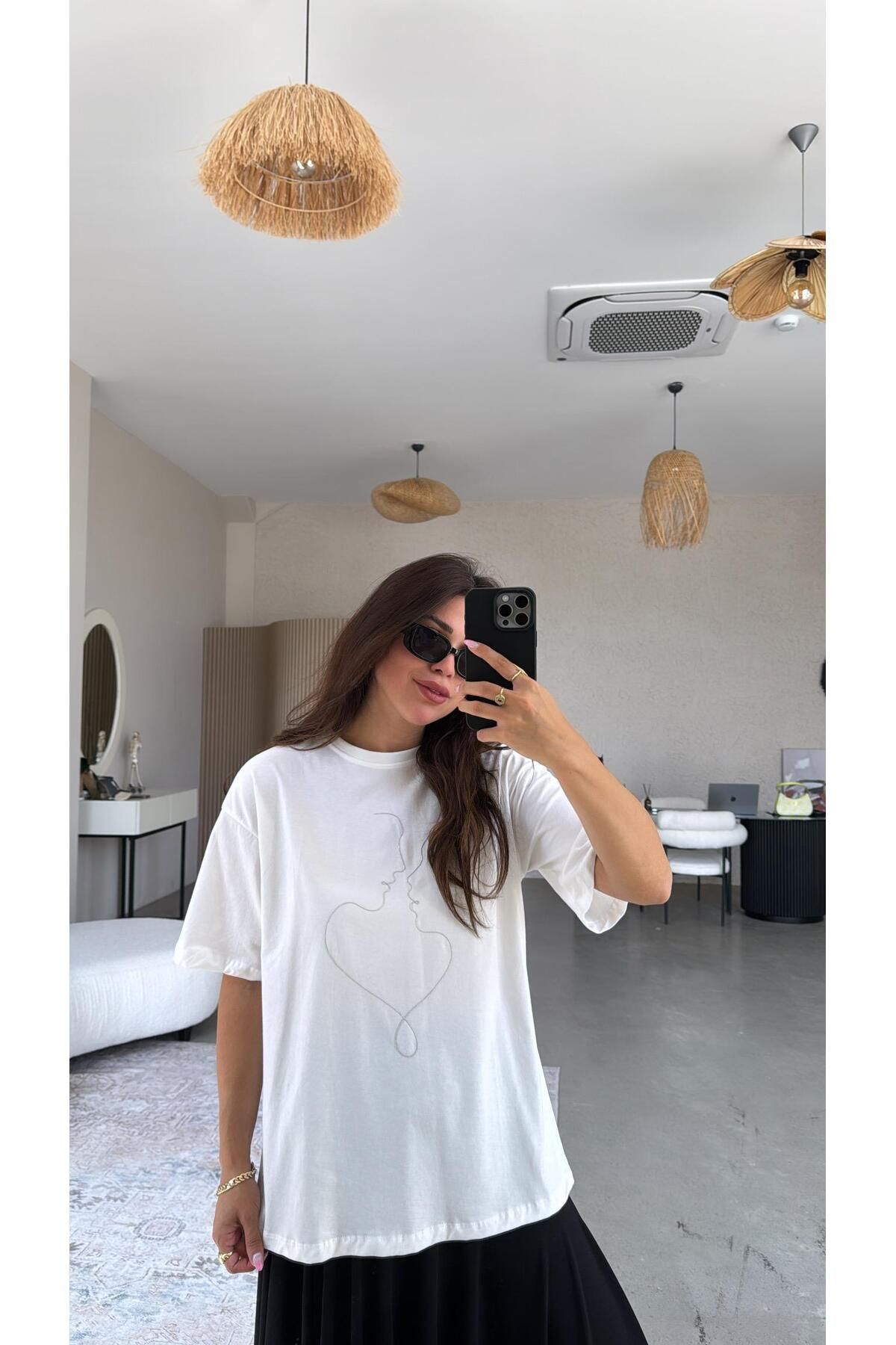 Buket Teke Beyaz Zincir Silüet Tshirt