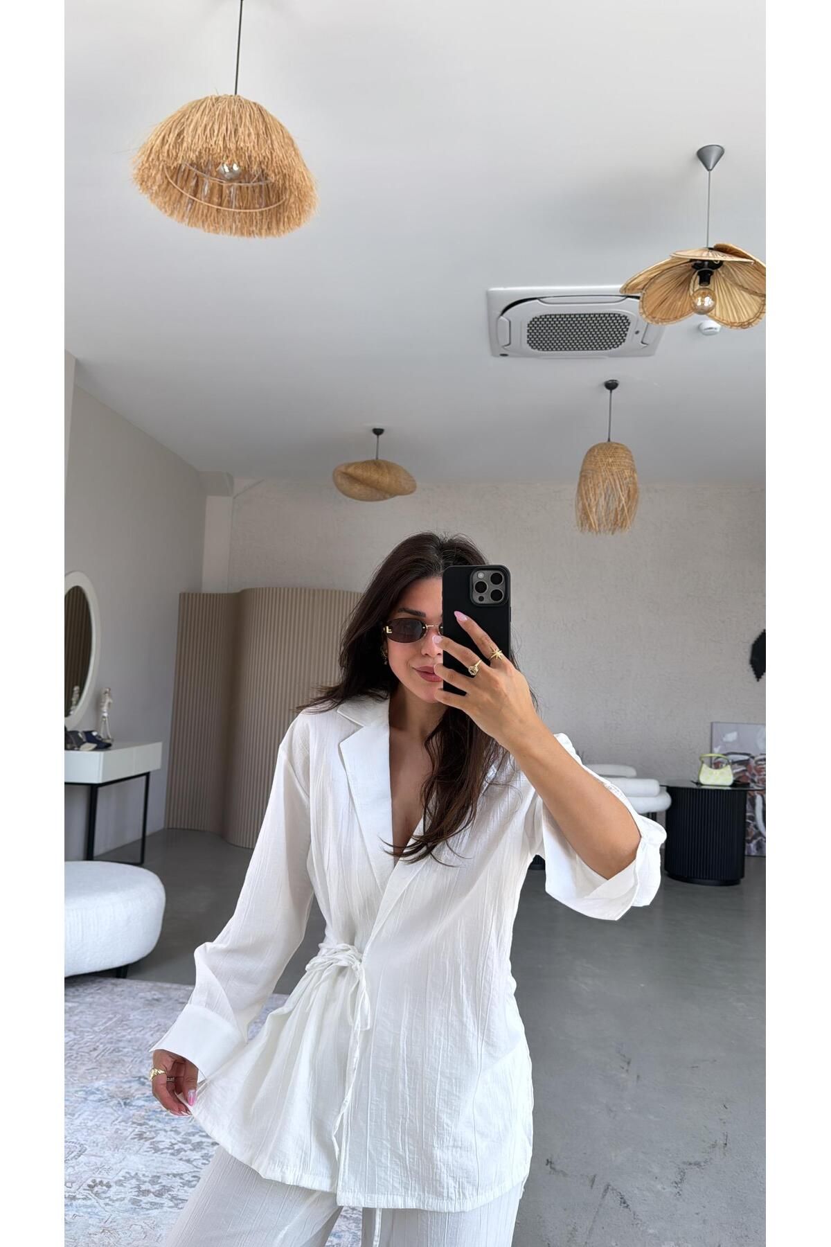 Buket Teke Beyaz Dokuma Kruvaze Yaka Gömlek Takım