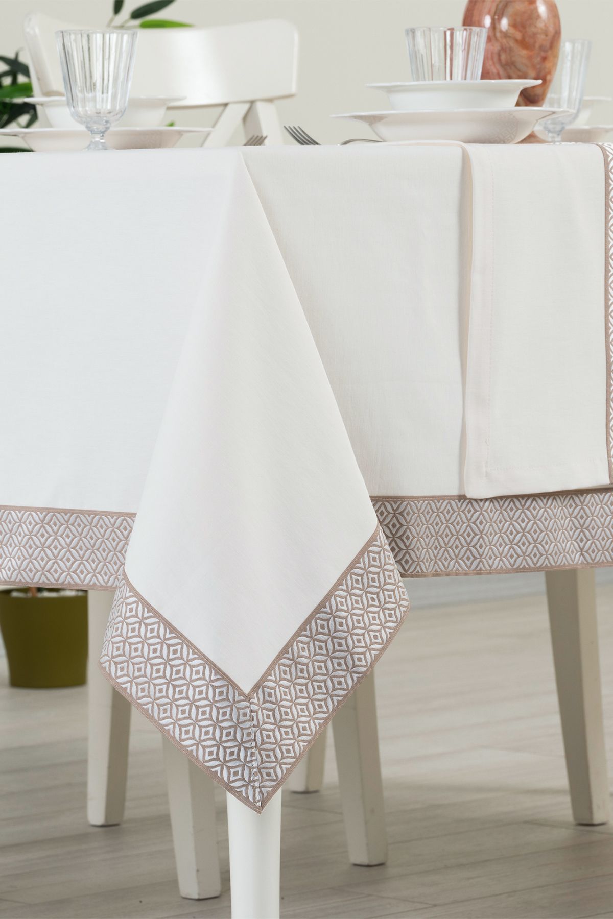 Tropikhome Alba Jakar Nokta Desen Leke Tutmaz Jakarlı 160x220 Cm Lüks 8 Kişilik Masa Örtüsü Krem
