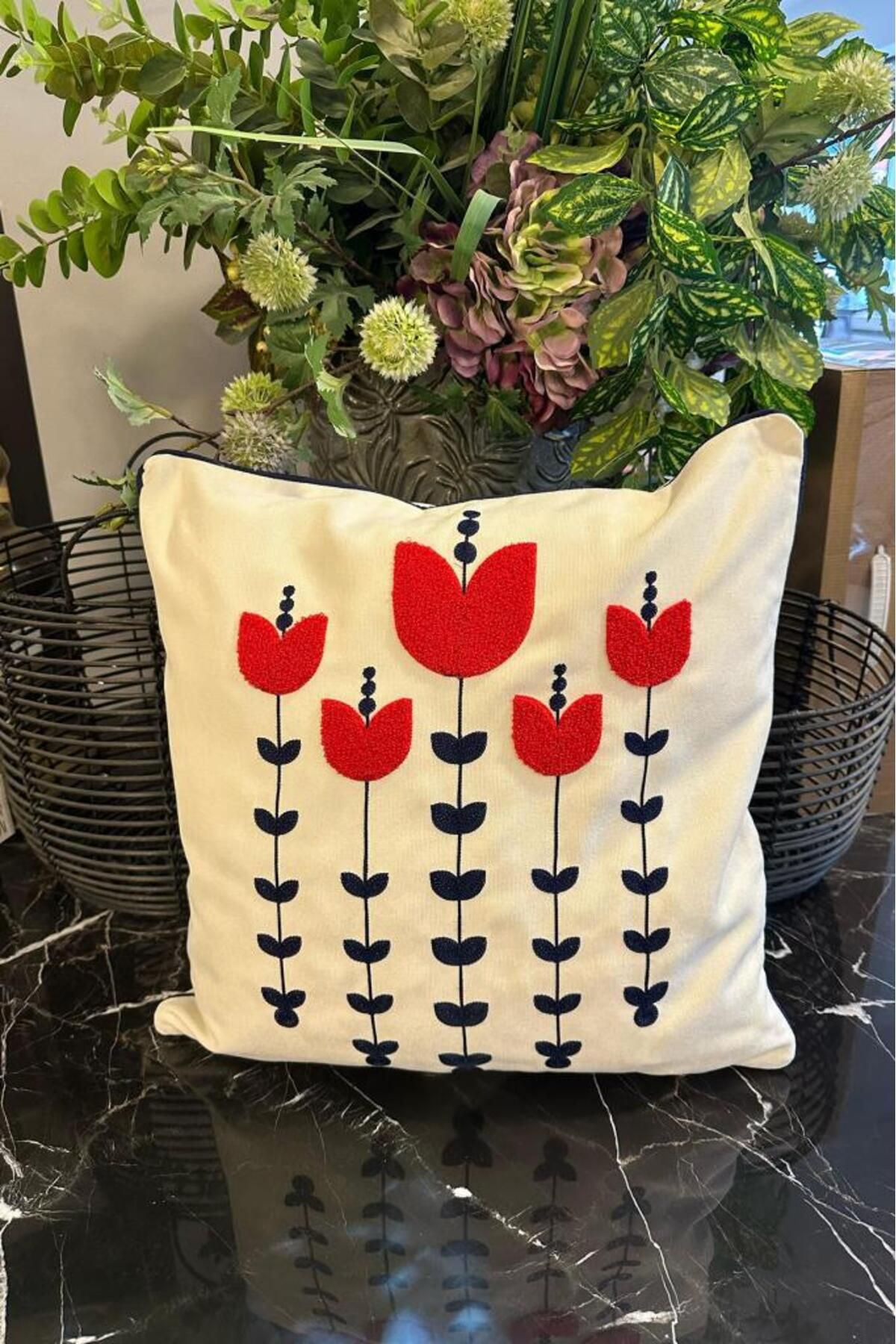 Çeyiz Diyarı Lale Lüx Nakışlı Keten Kırlent Kılıfı 45x45 cm