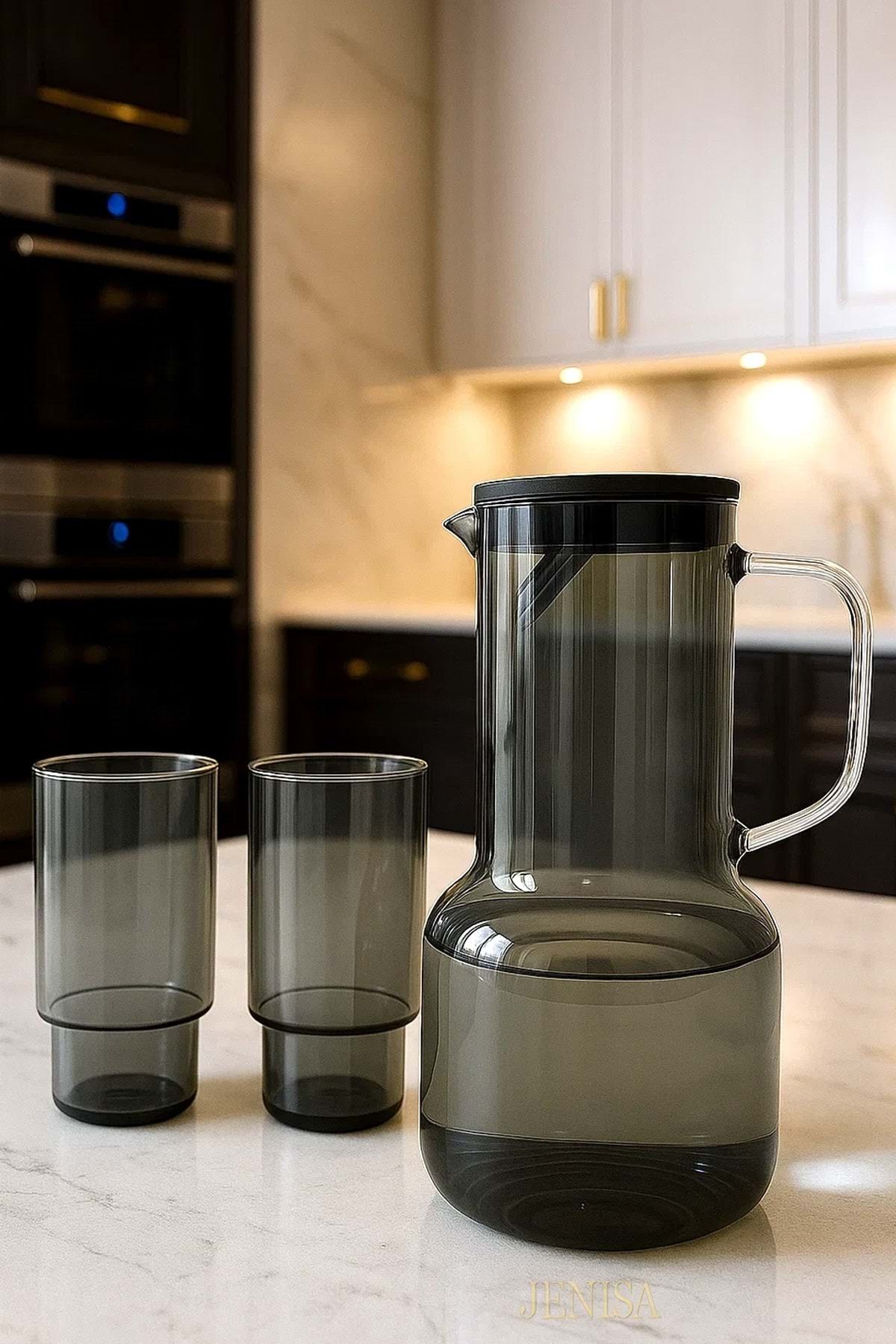 Jenisa 2 Bardaklı Set Isıya Dayanıklı Cam Sürahi – 1.8 Litre Füme Renk, Borosilikat, Süzgeçli Kapaklı