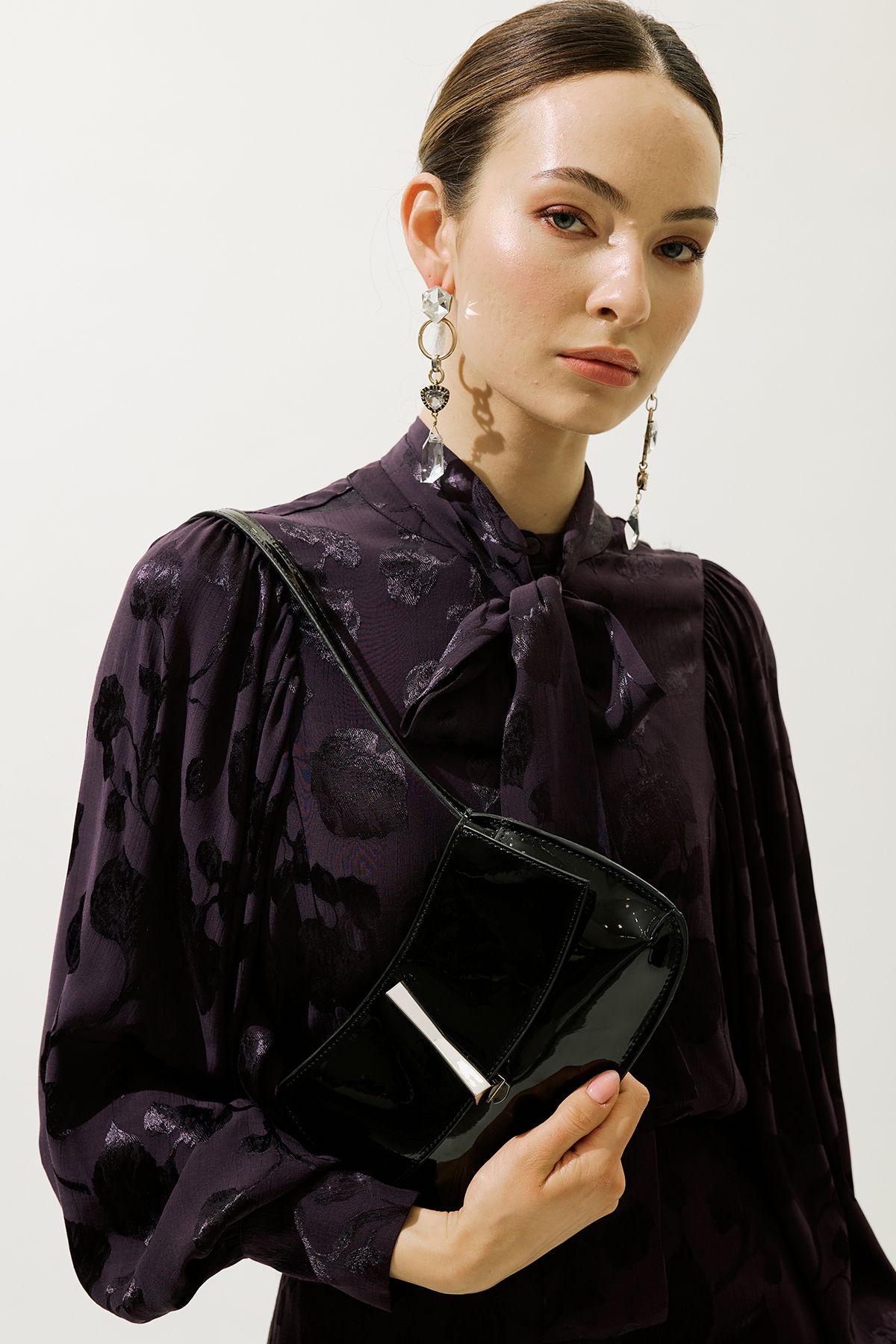 Manuka-Patent Leather Buckle Shoulder Bag Black 3