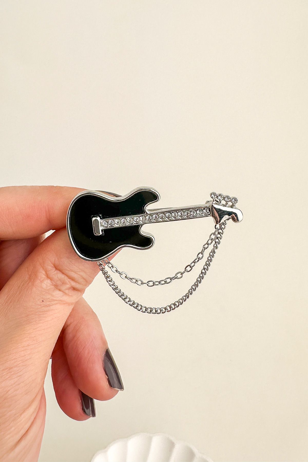 Modex Gümüş Rengi Zincir Detaylı Taşlı Mineli Gitar Broş (5cm)