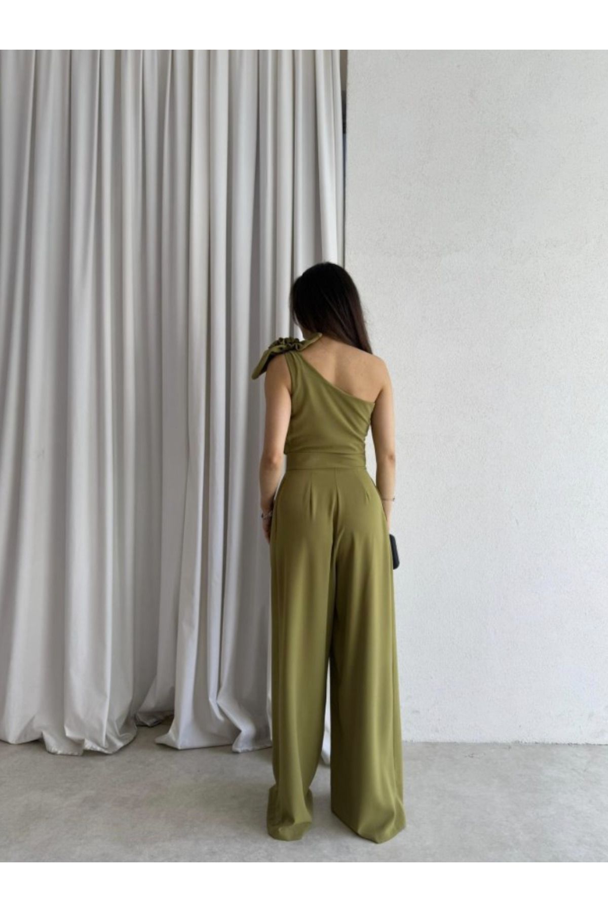 Klex Tek Omuz Çiçek Detaylı Geniş Paça Şık Tulum - Siyah / Yeşil