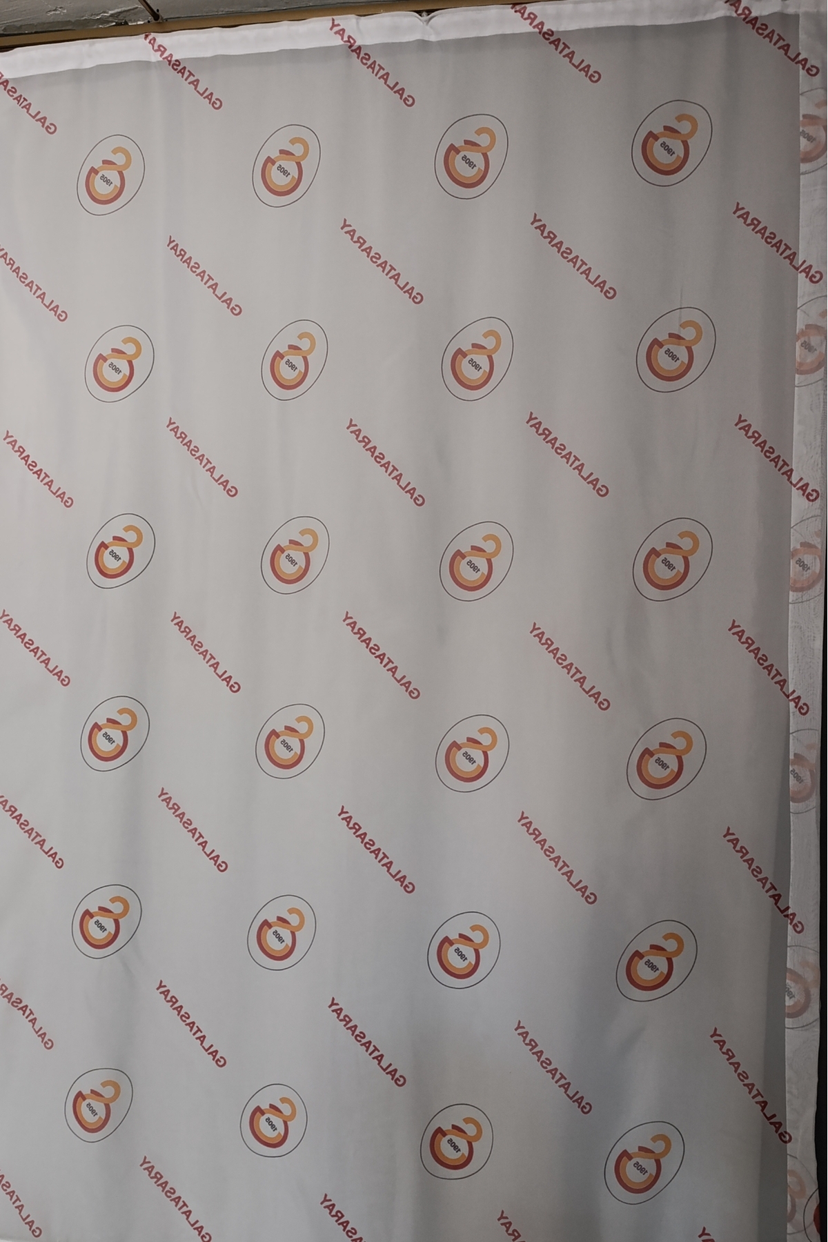 Taç Galatasaray Amblemli Lisanslı Tül Perde | Galatasaray Logolu Tül Perde | Pilesiz Düz Dikim fotoğrafı 2 (önizleme)