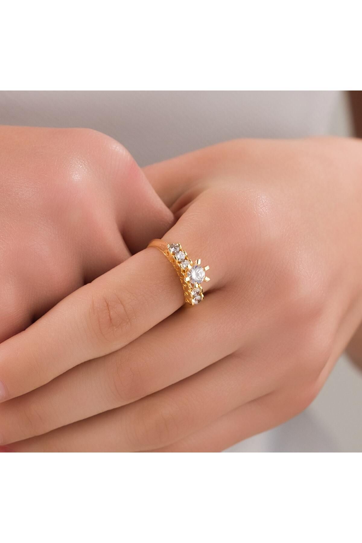 HOBİSY GIFT SHOP Zirkon Taşlı Altın Kaplama Kadın Tek Taş Yüzük – 18 Numara / 19 mm