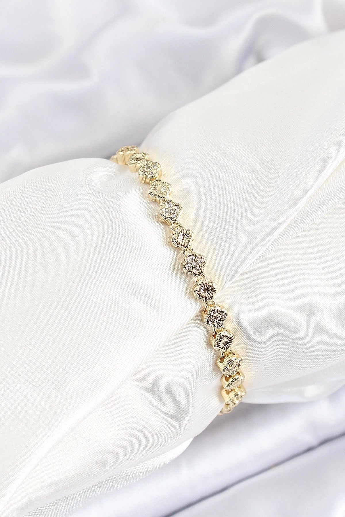 GLIMMERY Pirinç Yonca Model Zirkon Taşlı Gold Renk VİP Seri Kadın Bileklik