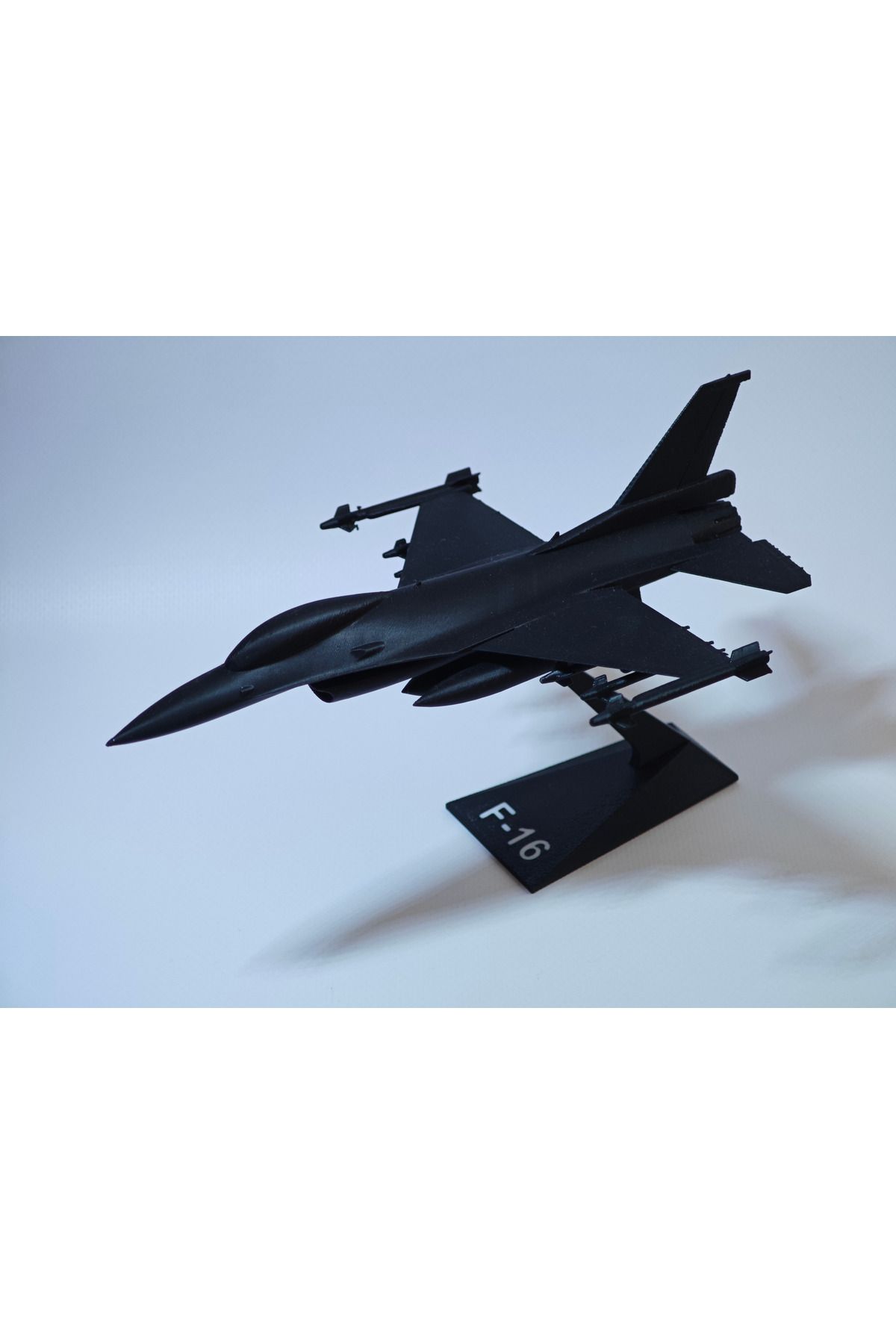 Statik 3D F16 Masa Figürü