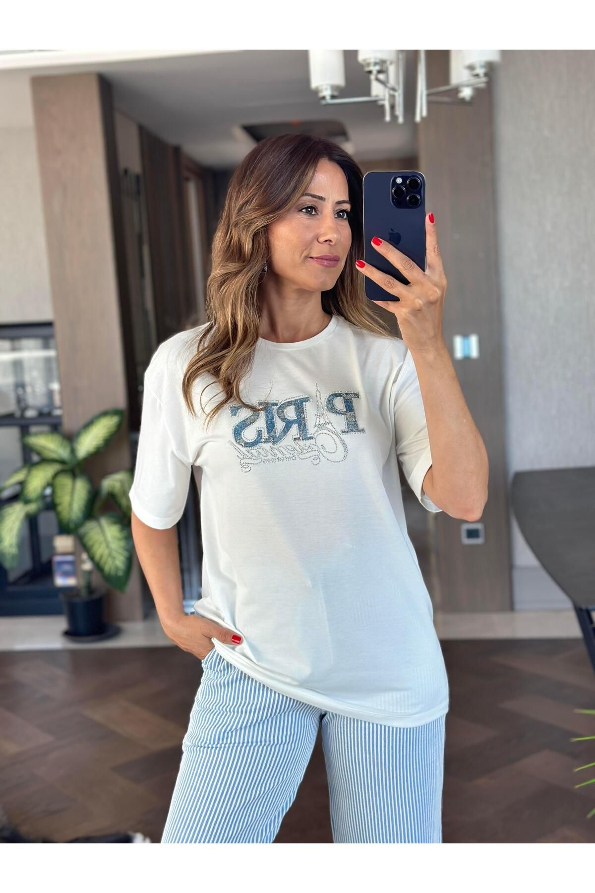 Forlady Butik Beyaz Eyfel Taşlı Bisiklet Yaka Kadın T-Shirt