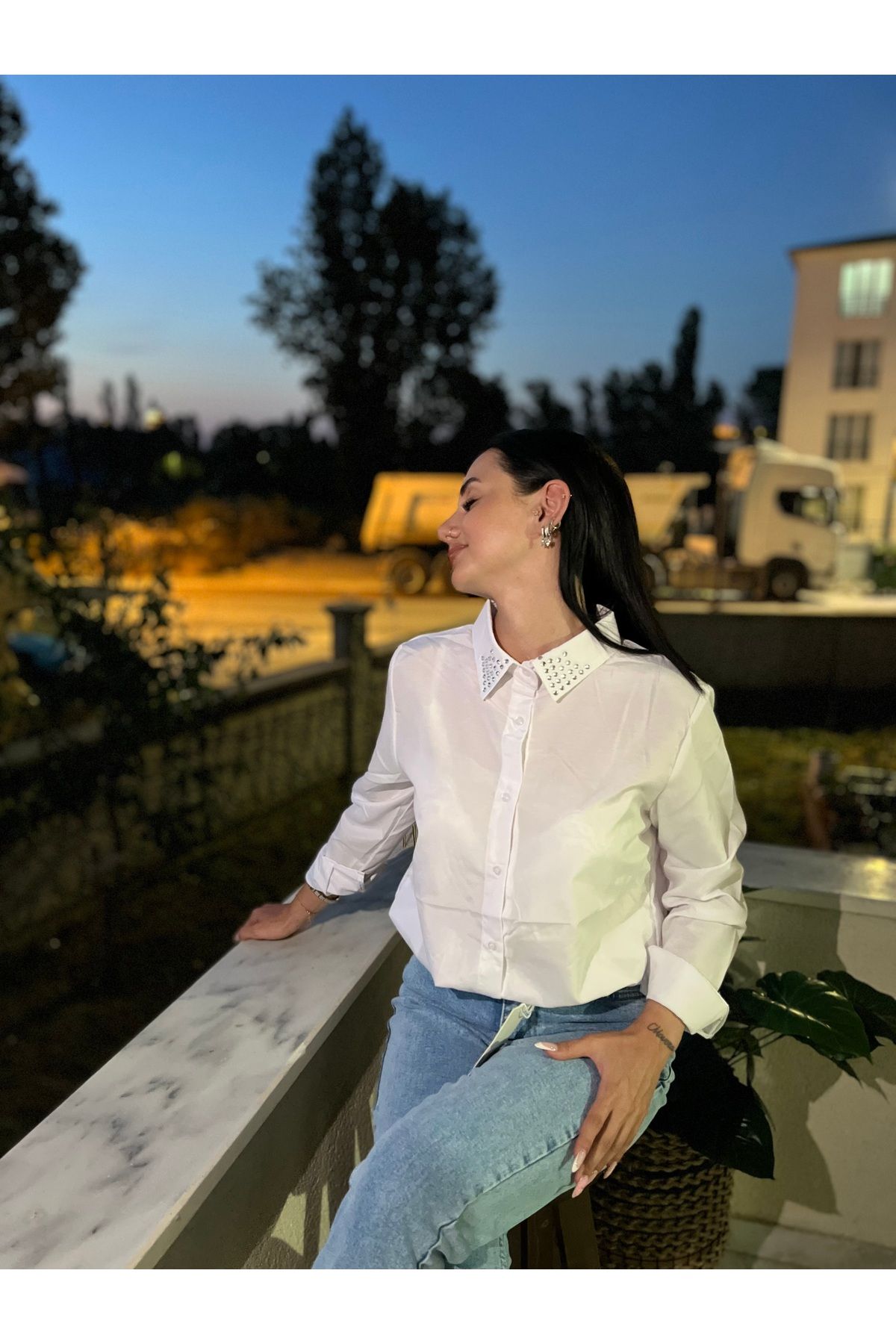 MODA Beyaz gömlek yaka detaylı gömlek