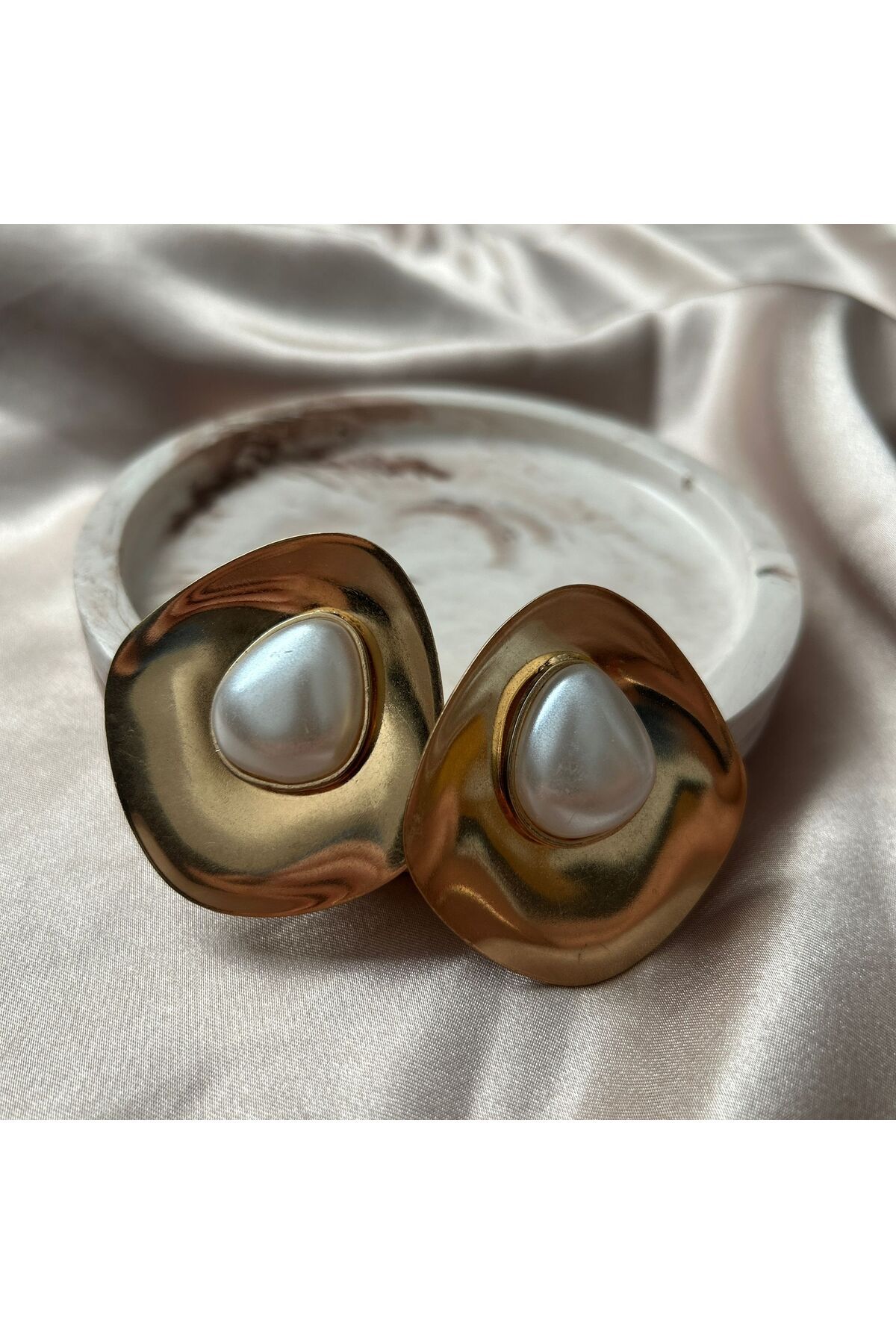 NEK Brand Gold Asimetrik İncili Küpe