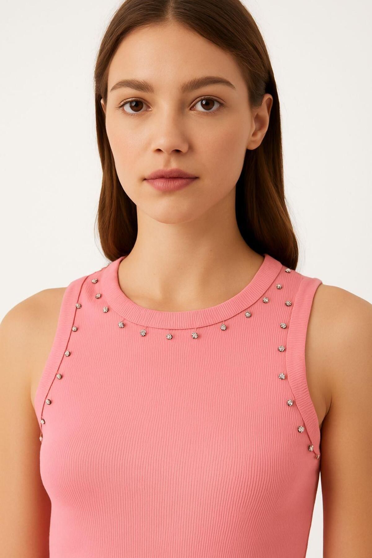 BELISTIL Pembe Taşlı Yaka Detaylı Fitilli/Ottoman Kolsuz Bluz