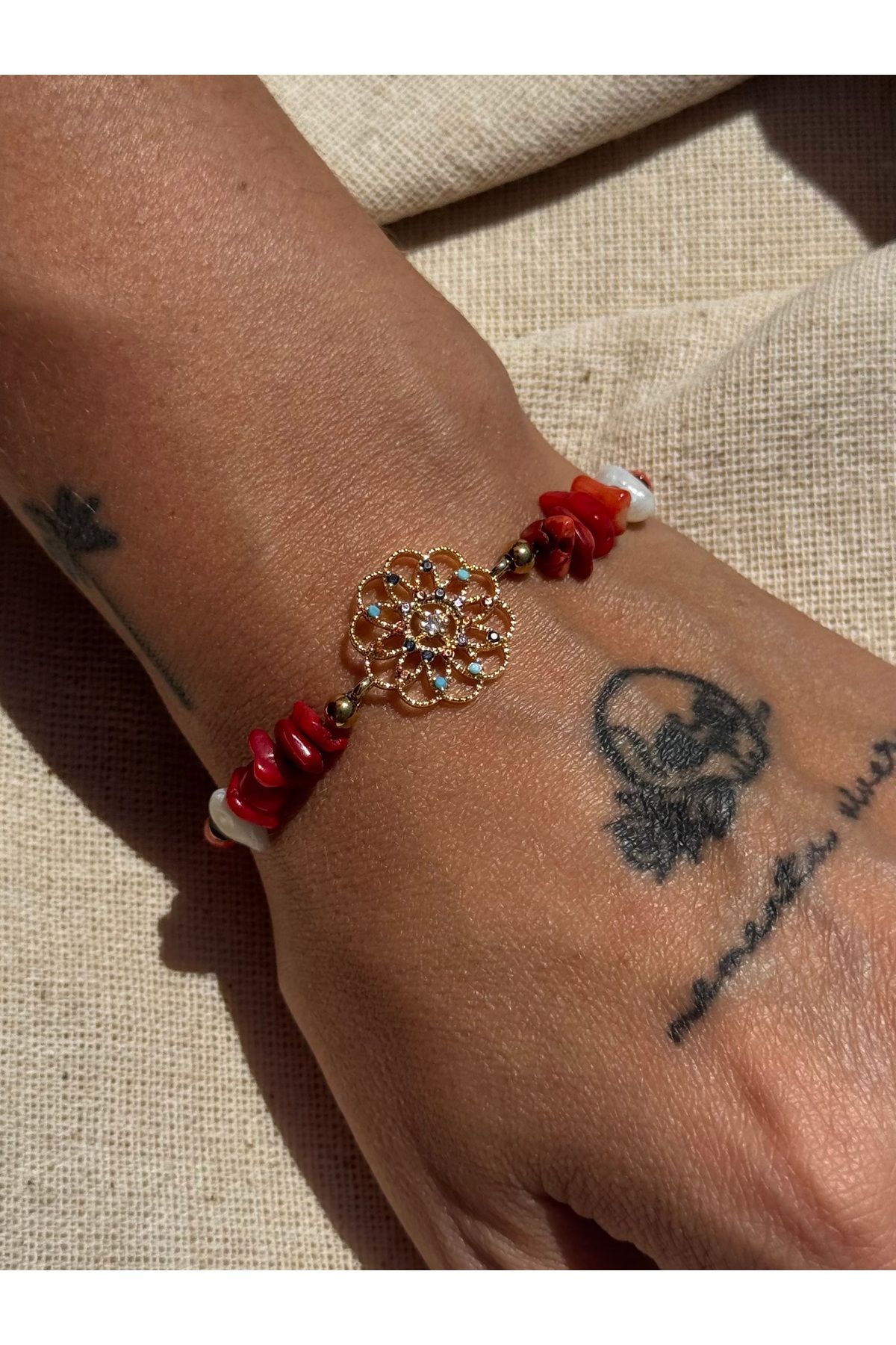 Medusa Accessories Kırmızı Mercan ve İnci Detaylı Renkli Taşlı Yaşam Çiçeği Bileklik