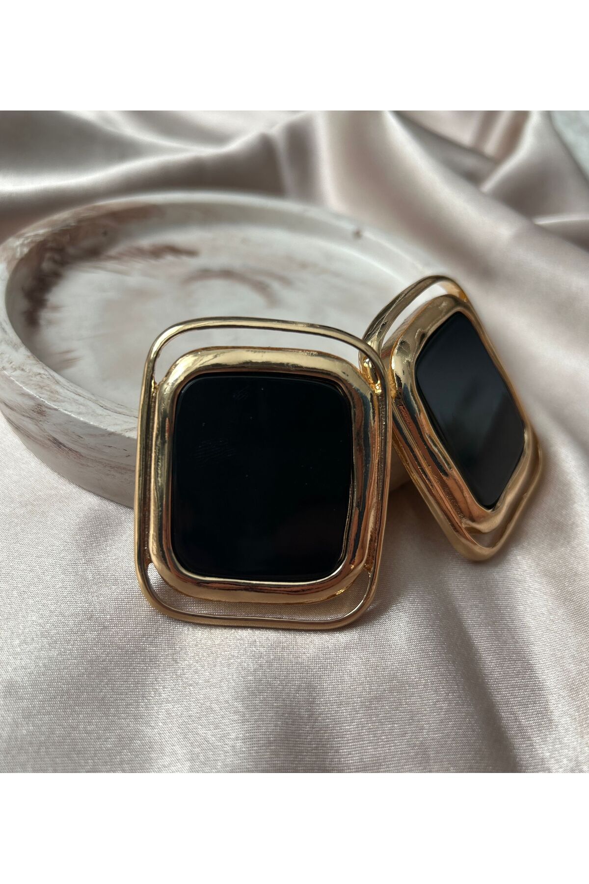 NEK Brand Gold Kare Siyah Küpe