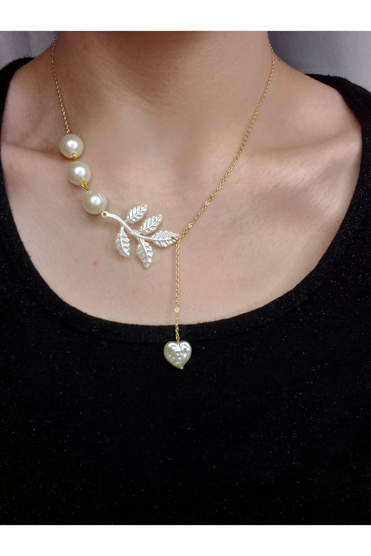 Crystal Atelier İnci Detaylı Yaprak Figürlü Kalp Uçlu Kolye-İncili Gold Kalp Uçlu Kolye-Kadın İnci Kolye-Kalp Kolye