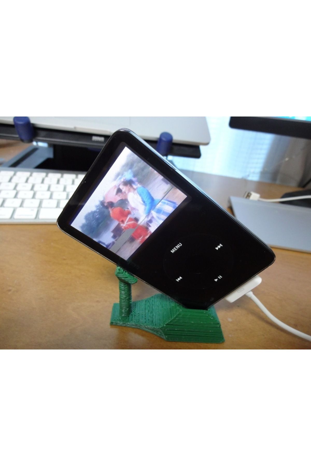 Lucest Kullanışlı olmayan iPod standı (Plastik Aparattır!!!)