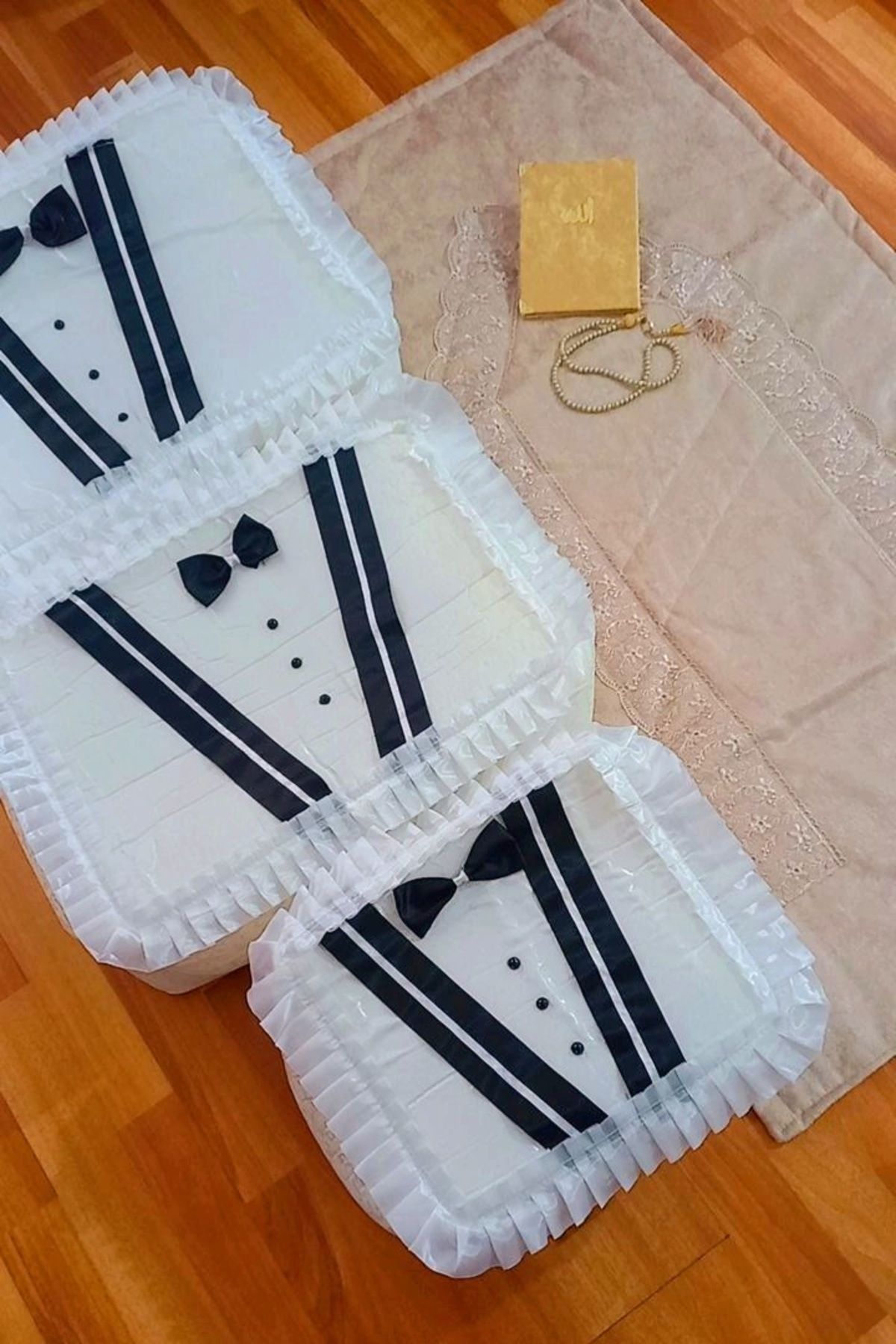 AboutThePerfect 3'lü Damat Fiyonk Figürlü Çeyizlik Saten Bohça ve Seccade Seti