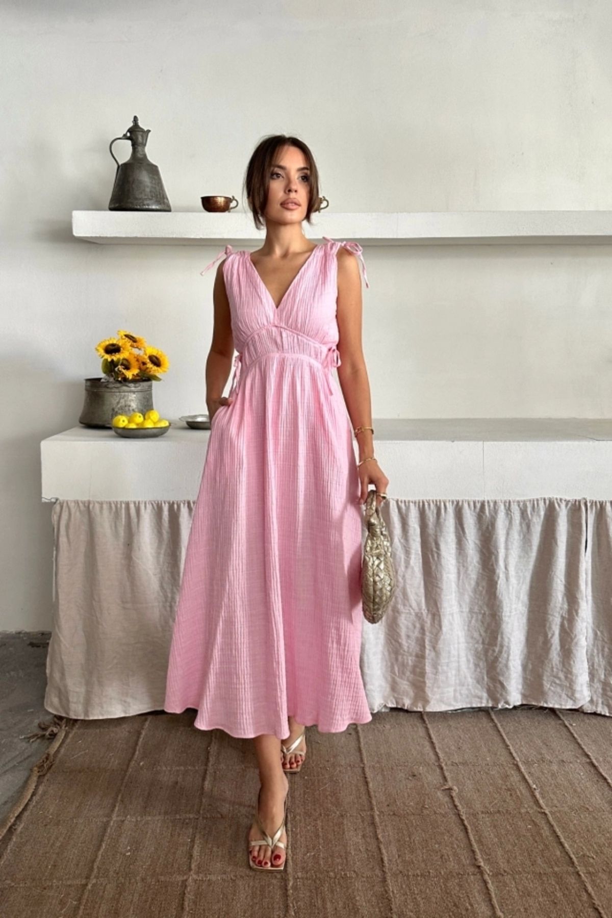 Butik MÜSLİN ELBİSE OMUZ BÜZGÜ DETAYLI V YAKA KOLSUZ ELBİSE - Pembe