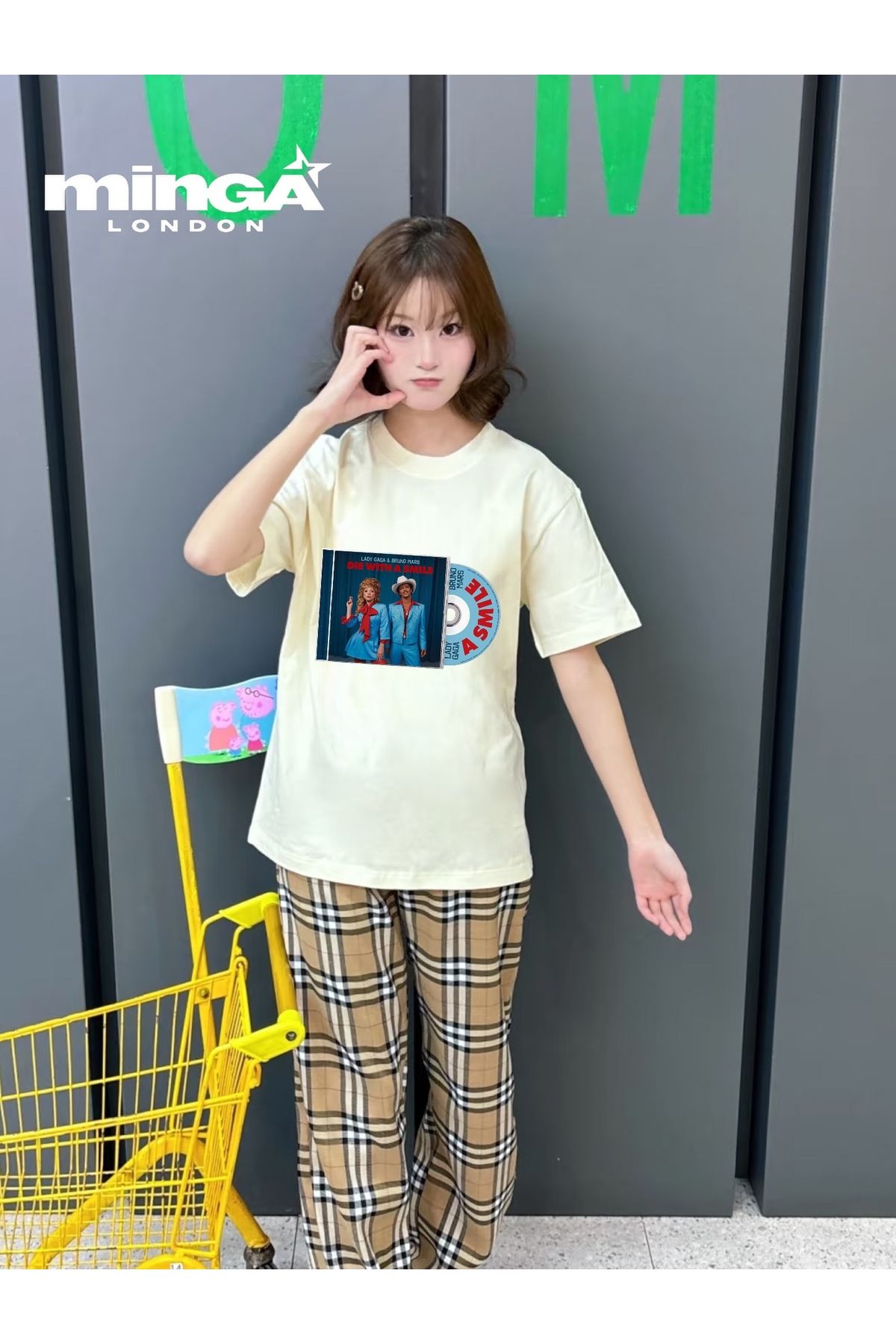Minga London CD Lady Gaga ve Bruno Mars Single Baskılı Bej Oversize Tshirt- Minga London
