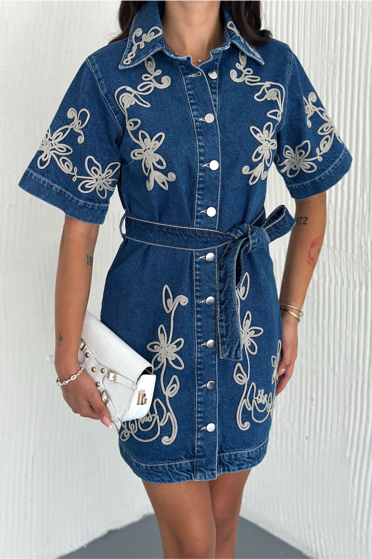 FEMELLE Kadın Mavi Kemerli Nakış İşlemeli Denim Kot Elbise