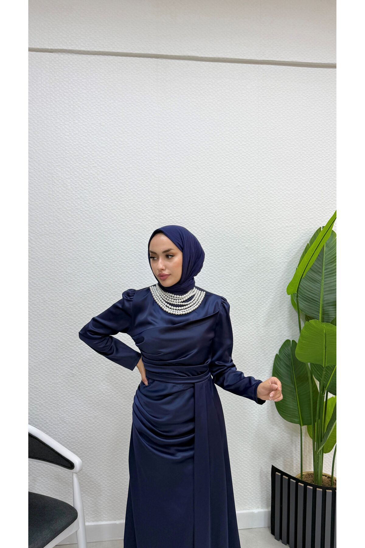 BURCU TESETTÜR 1156 İNCİ KOLYELİ ELBİSE