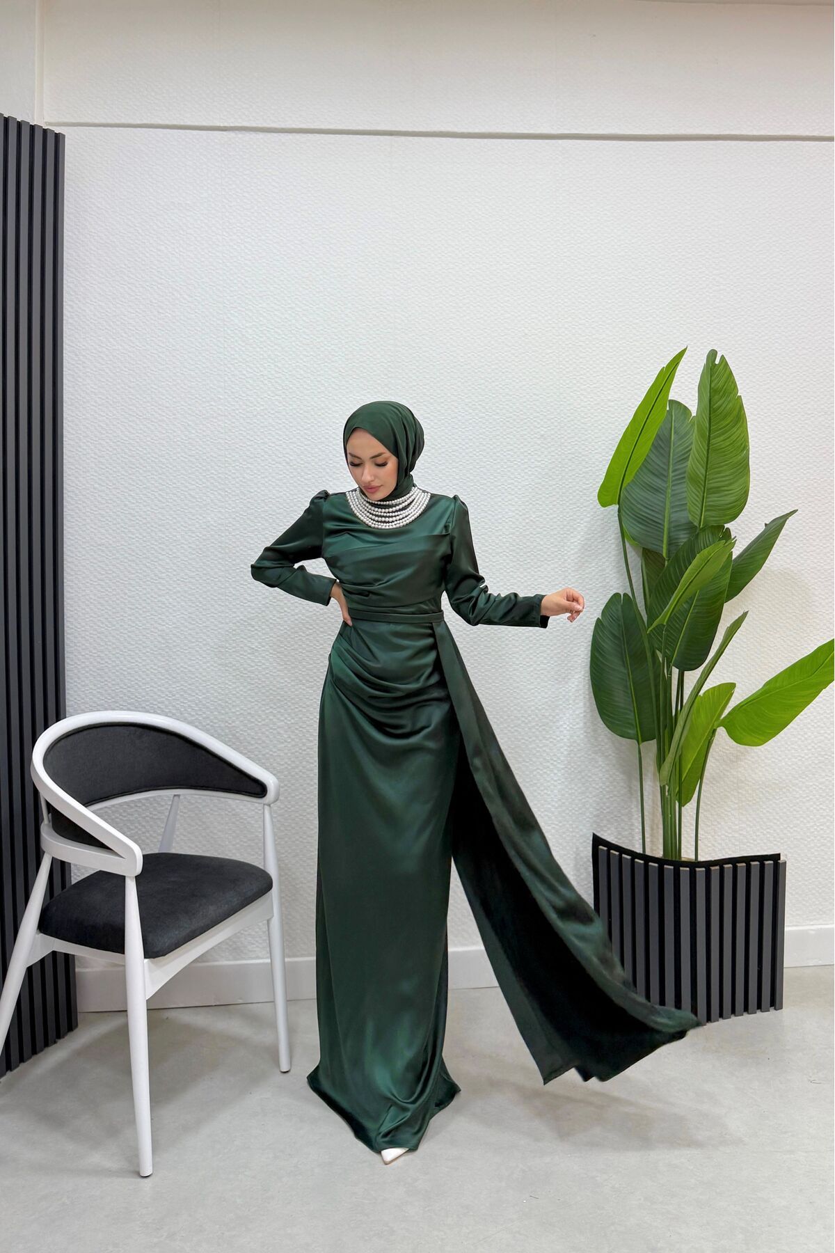 BURCU TESETTÜR 1156 İNCİ KOLYELİ ELBİSE