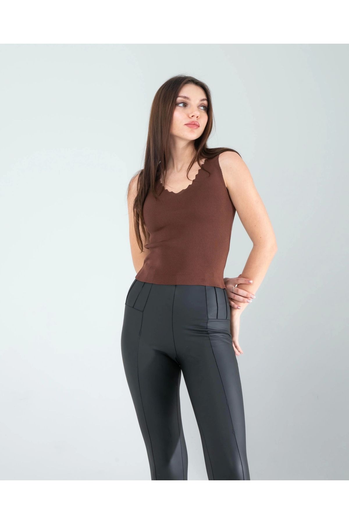 KarşıVitrin Acı Kahve Merdiven Yaka Kalın Askı Crop Bluz