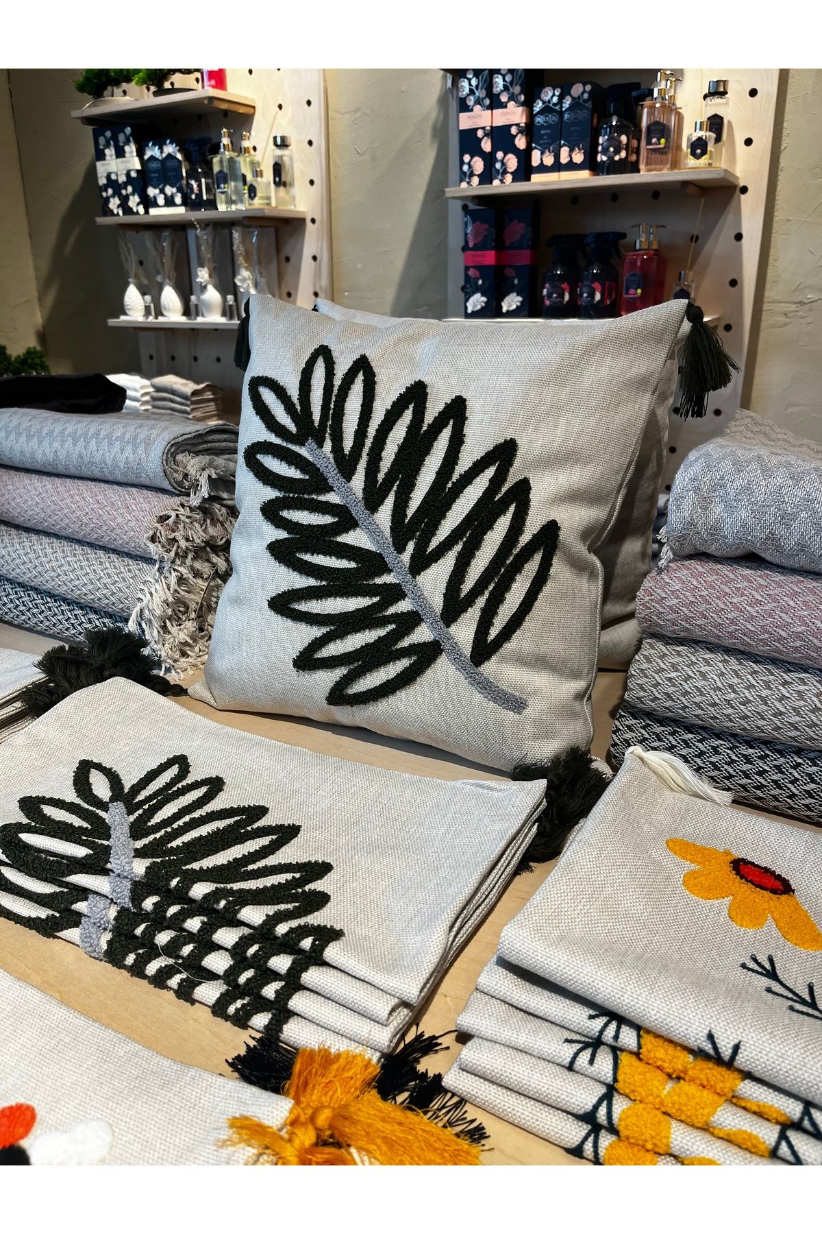 ketenhome Yaprak desenli 2’li %80 Keten Kumaş Makine Nakışlı Dekoratif Yastık Kılıfı 43x43 cm – Punch