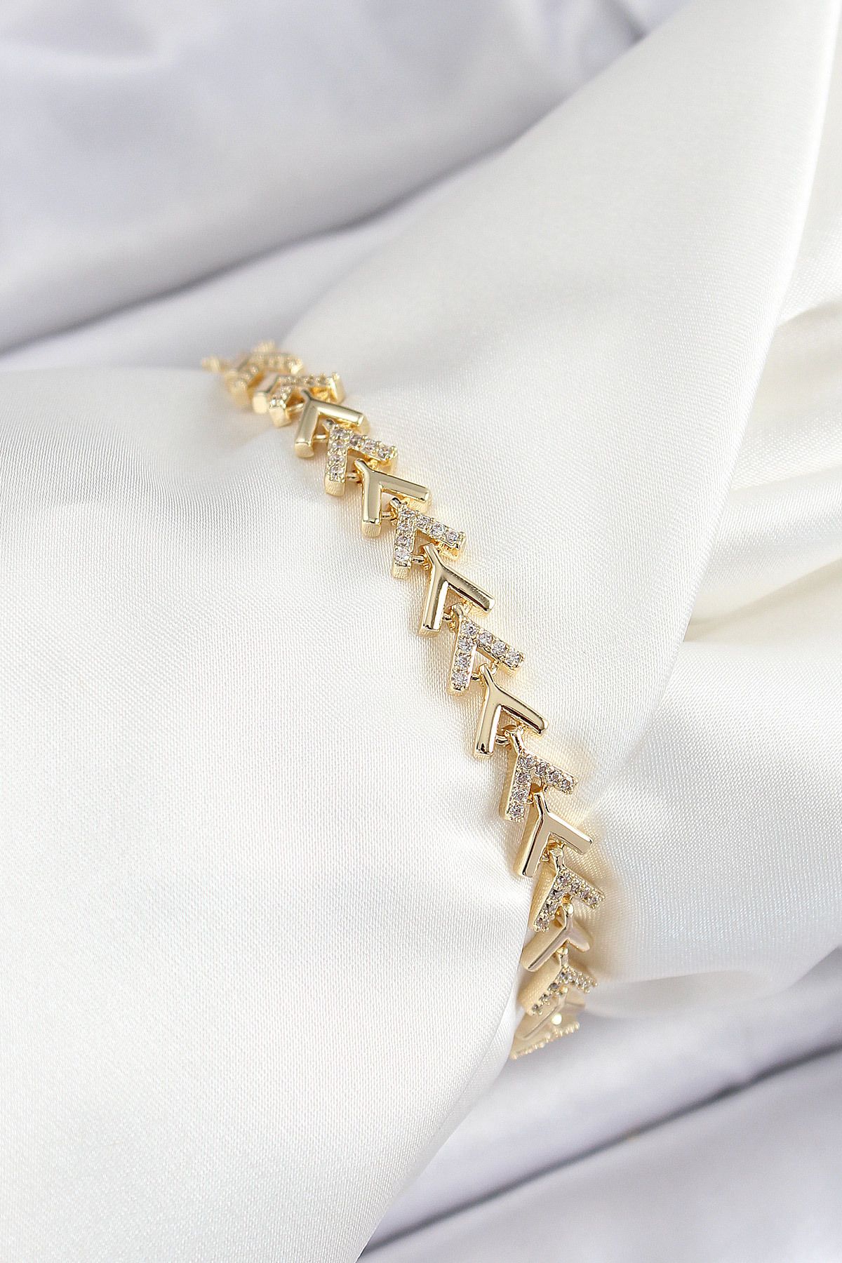callerrons accessories Pirinç Sıralı Ok Model Zirkon Taşlı Gold Renk VİP Seri Kadın Bileklik - EBJ250620W35783