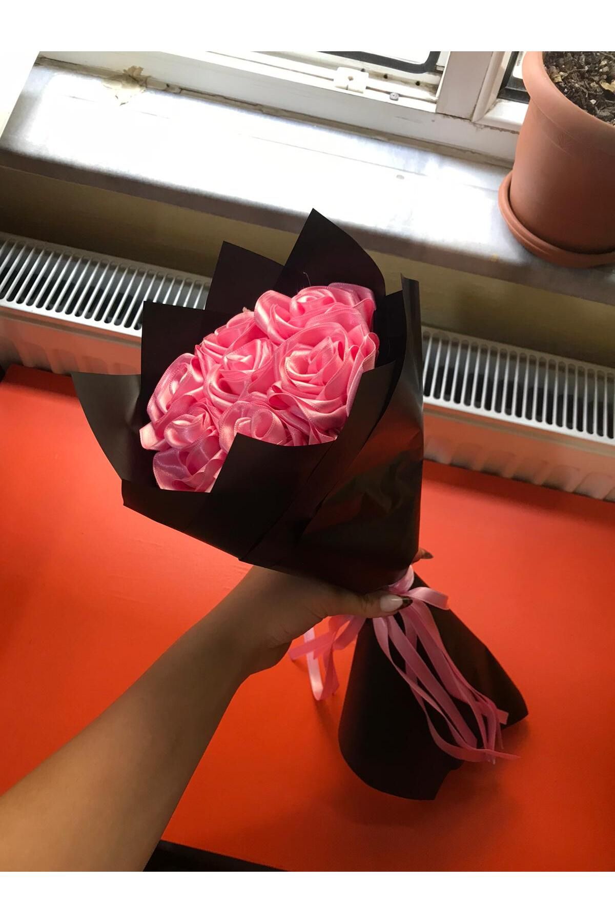 TÜKKAN ACCESSORİES KURDALE BUKET Kurdele El Yapımı 7 Li Toz Pembe Gül Buketi Siyah Kaplama Ve Pembe Baglama Detaylı