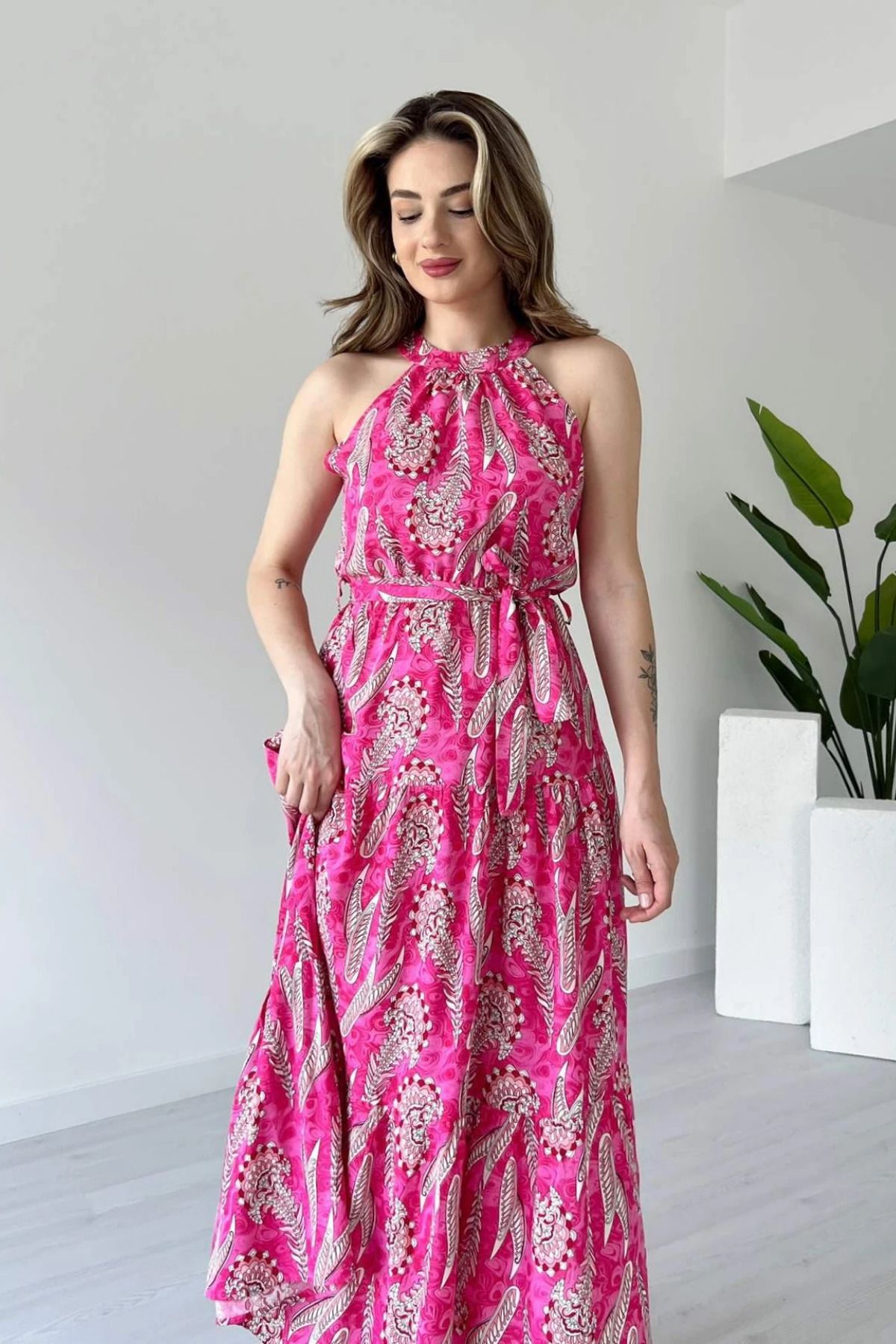 Sorridi Halter Yaka Çiçek Desenli Beli Kuşaklı Uzun Elbise