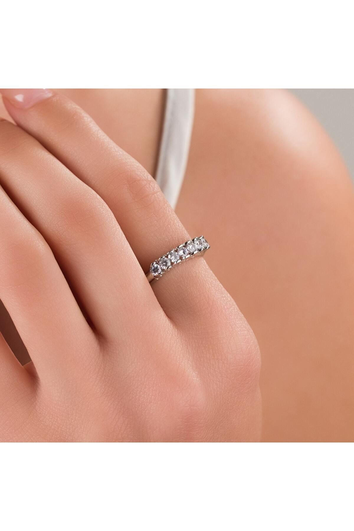 HOBİSY GIFT SHOP Gümüş Renk Sıralı Taşlı Yüzük | Paslanmaz Çelik – 18 Numara / 19 mm iç çap