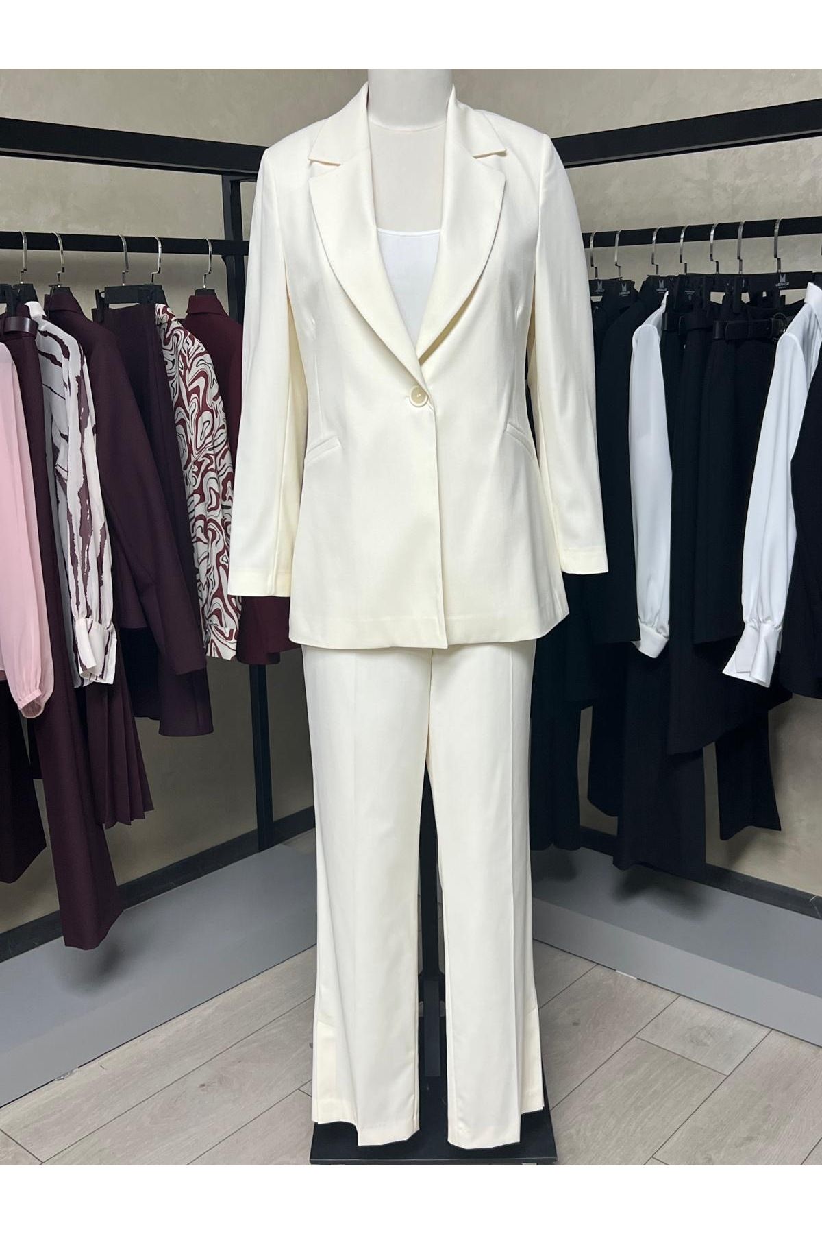 Merkür Büyük Beden Ekru Renk Kadın Blazer Ceket ve Pantolon Takım – Zarif ve Güçlü Stil