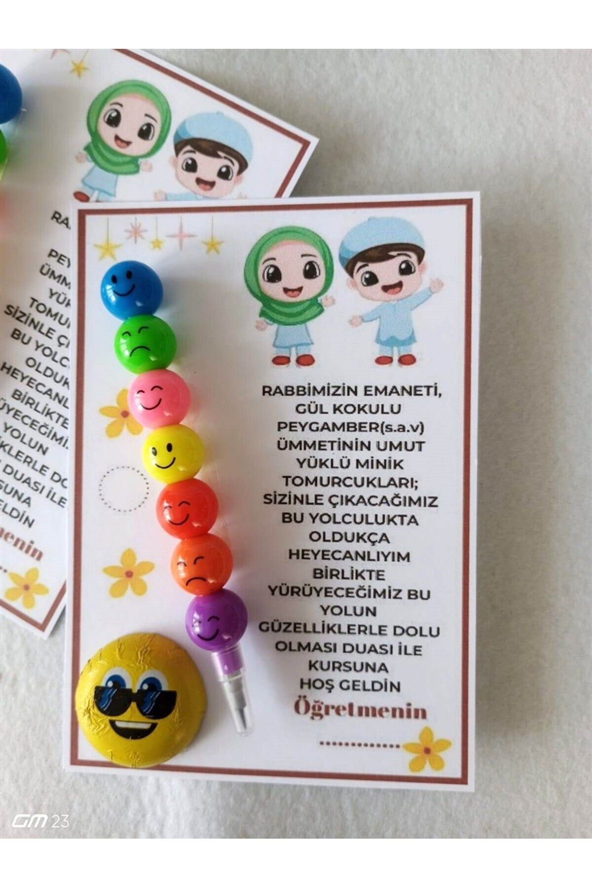 hediyeall FARKLI AVM Yaz Kur'an Kursları İçin Çocuklarımıza Emoji Kalem ve Çikolata Hediye Seti (25 PAKET)